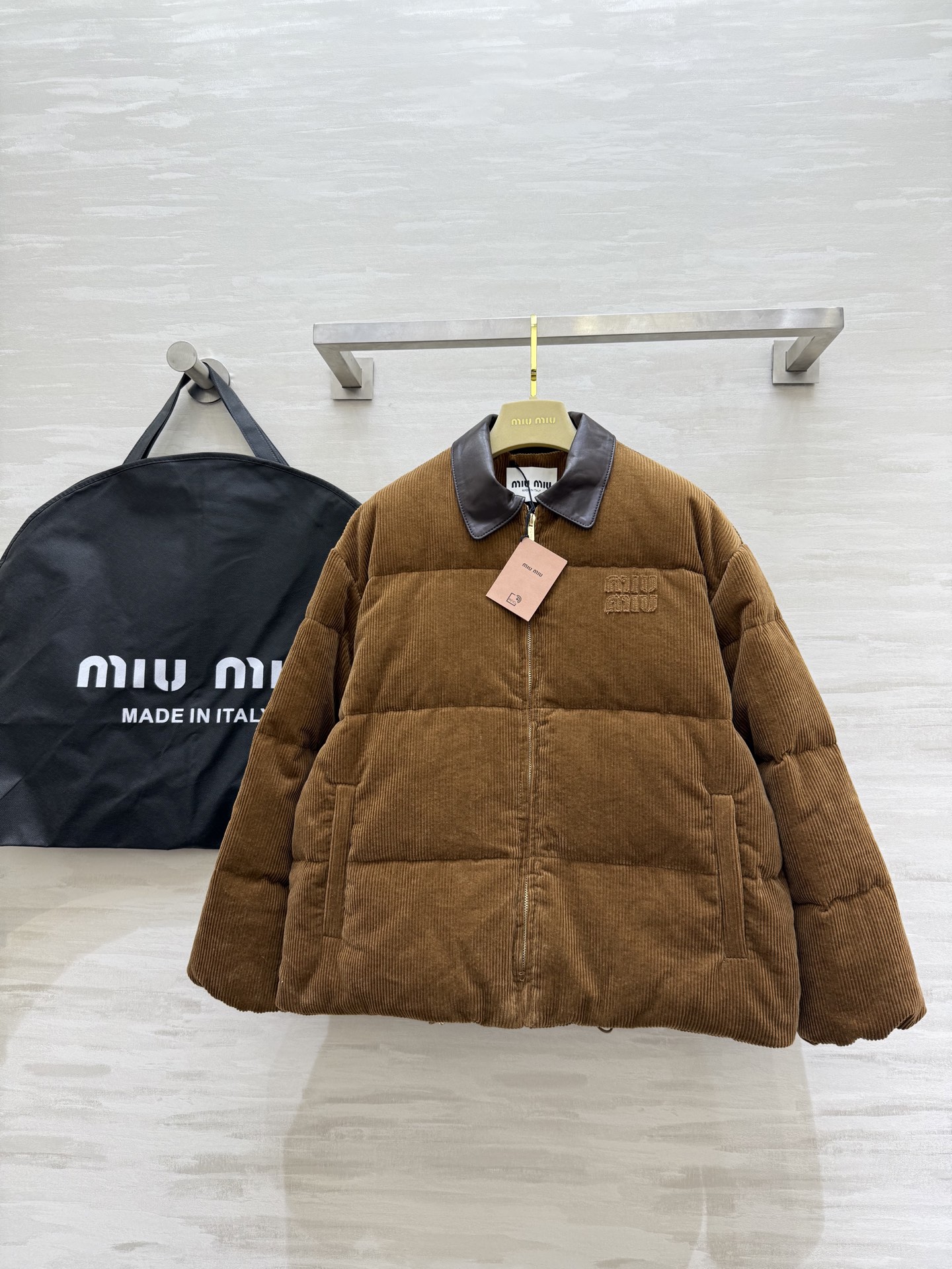 #Miumi♡²⁵秋冬新款 绵羊皮领羽绒服 内里90白鸭绒填充超级保暖舒适 高品质 现货来size：S/