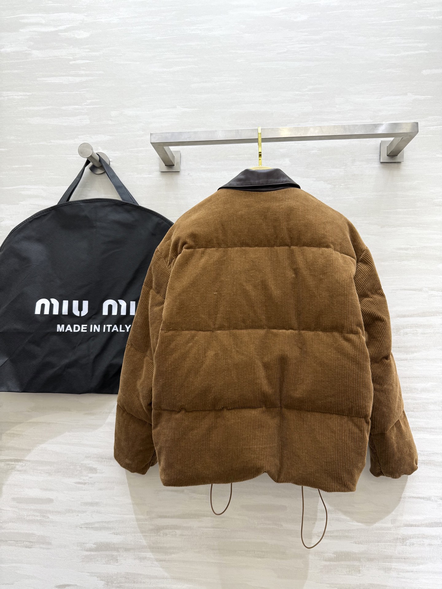 #Miumi♡²⁵秋冬新款 绵羊皮领羽绒服 内里90白鸭绒填充超级保暖舒适 高品质 现货来size：S/