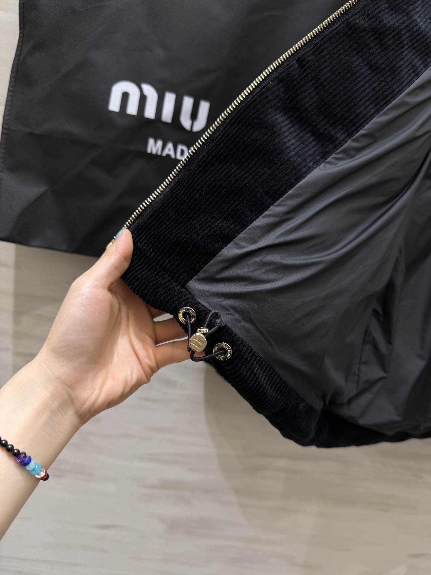 #Miumi♡²⁵秋冬新款 绵羊皮领羽绒服 内里90白鸭绒填充超级保暖舒适 高品质 现货来size：S/