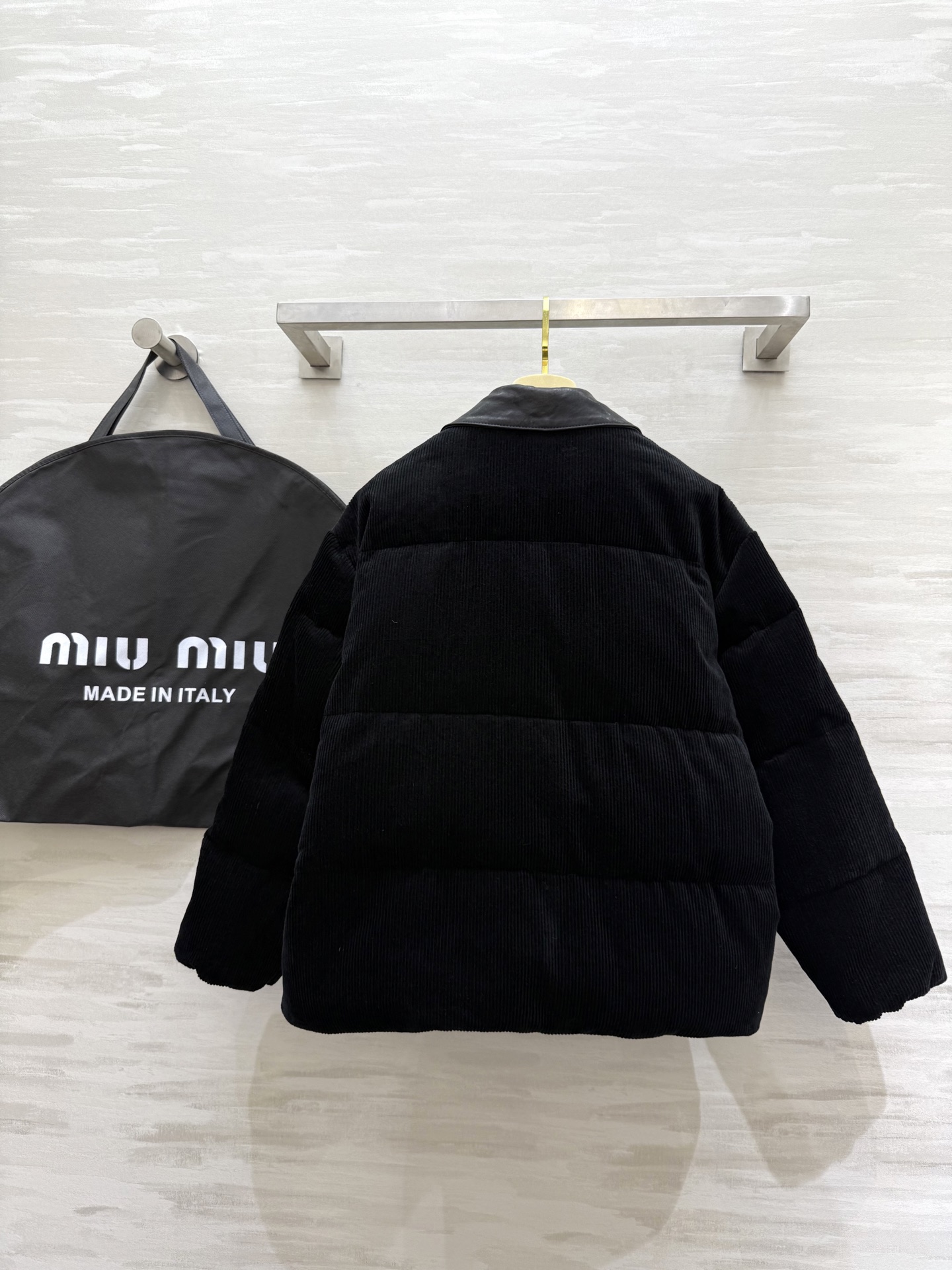#Miumi♡²⁵秋冬新款 绵羊皮领羽绒服 内里90白鸭绒填充超级保暖舒适 高品质 现货来size：S/