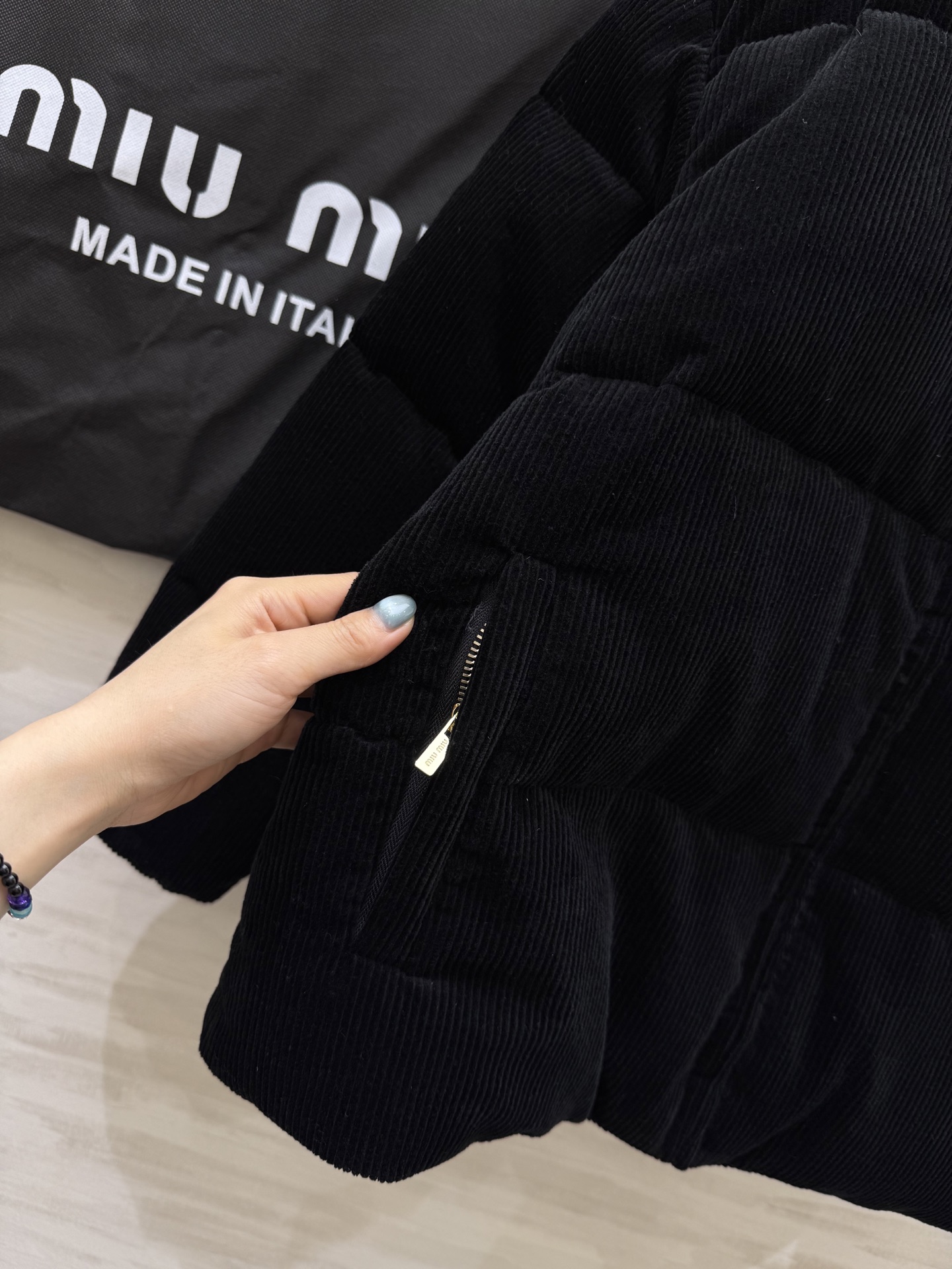 #Miumi♡²⁵秋冬新款 绵羊皮领羽绒服 内里90白鸭绒填充超级保暖舒适 高品质 现货来size：S/