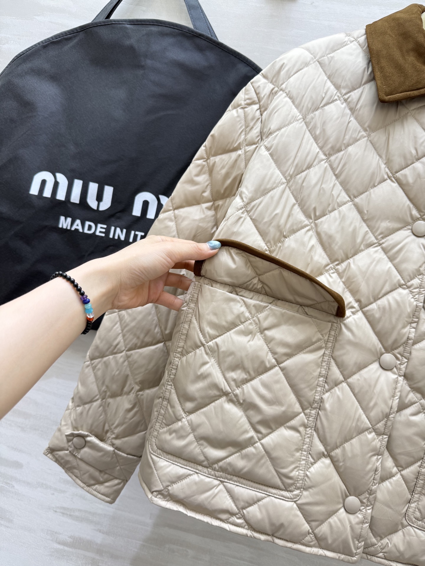 #Miumi♡²⁵秋冬新款 菱格纹羽绒外套 内里90白鸭绒填充保暖舒适 再生尼龙面料 定制五金纽扣 高品