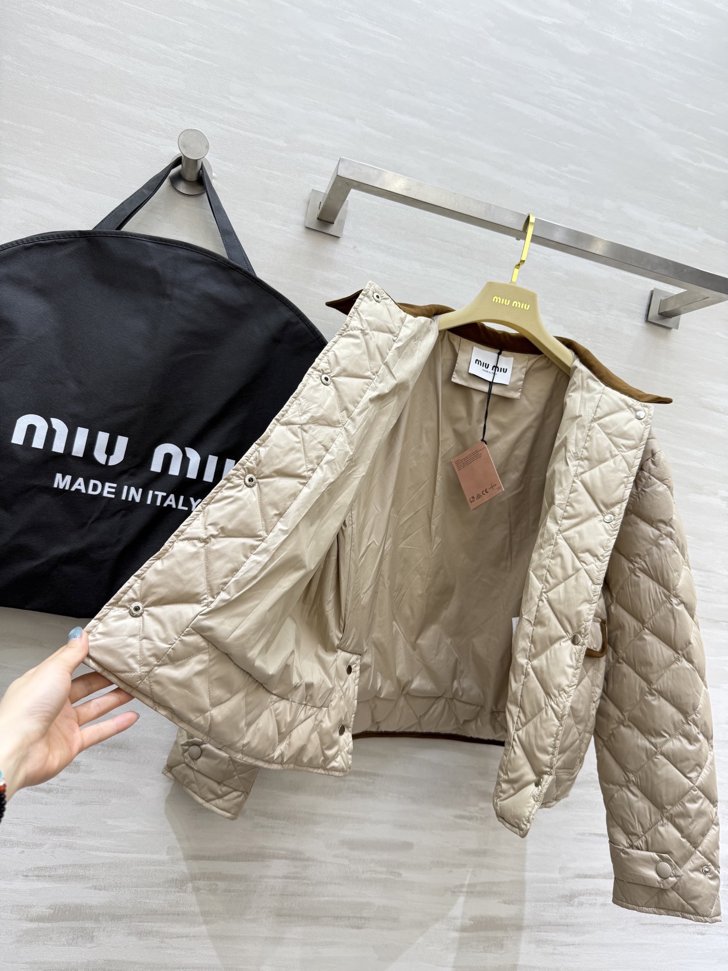 #Miumi♡²⁵秋冬新款 菱格纹羽绒外套 内里90白鸭绒填充保暖舒适 再生尼龙面料 定制五金纽扣 高品