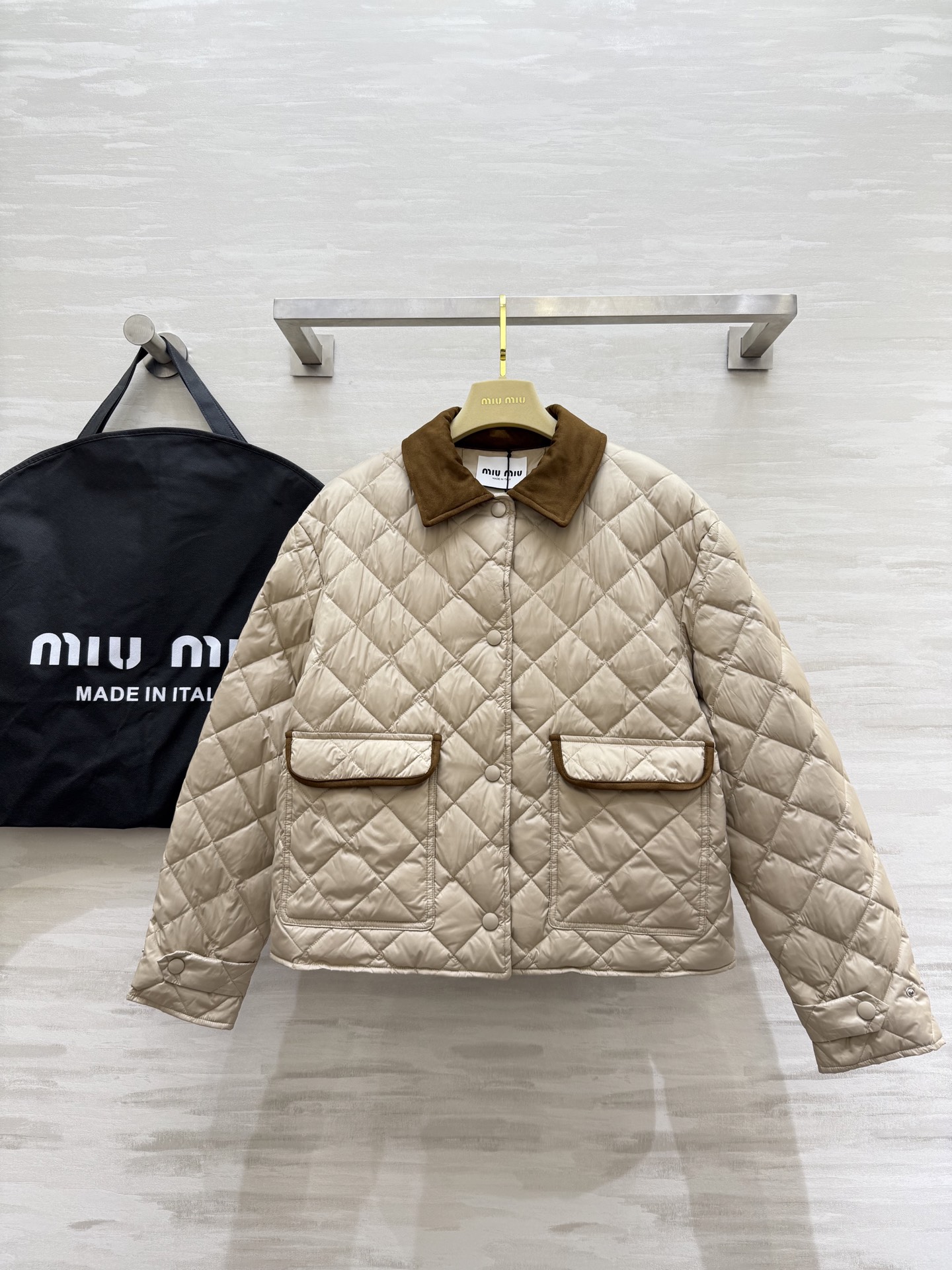 #Miumi♡²⁵秋冬新款 菱格纹羽绒外套 内里90白鸭绒填充保暖舒适 再生尼龙面料 定制五金纽扣 高品