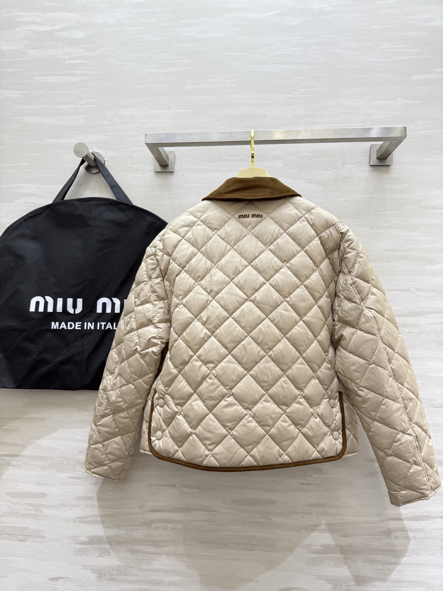 #Miumi♡²⁵秋冬新款 菱格纹羽绒外套 内里90白鸭绒填充保暖舒适 再生尼龙面料 定制五金纽扣 高品