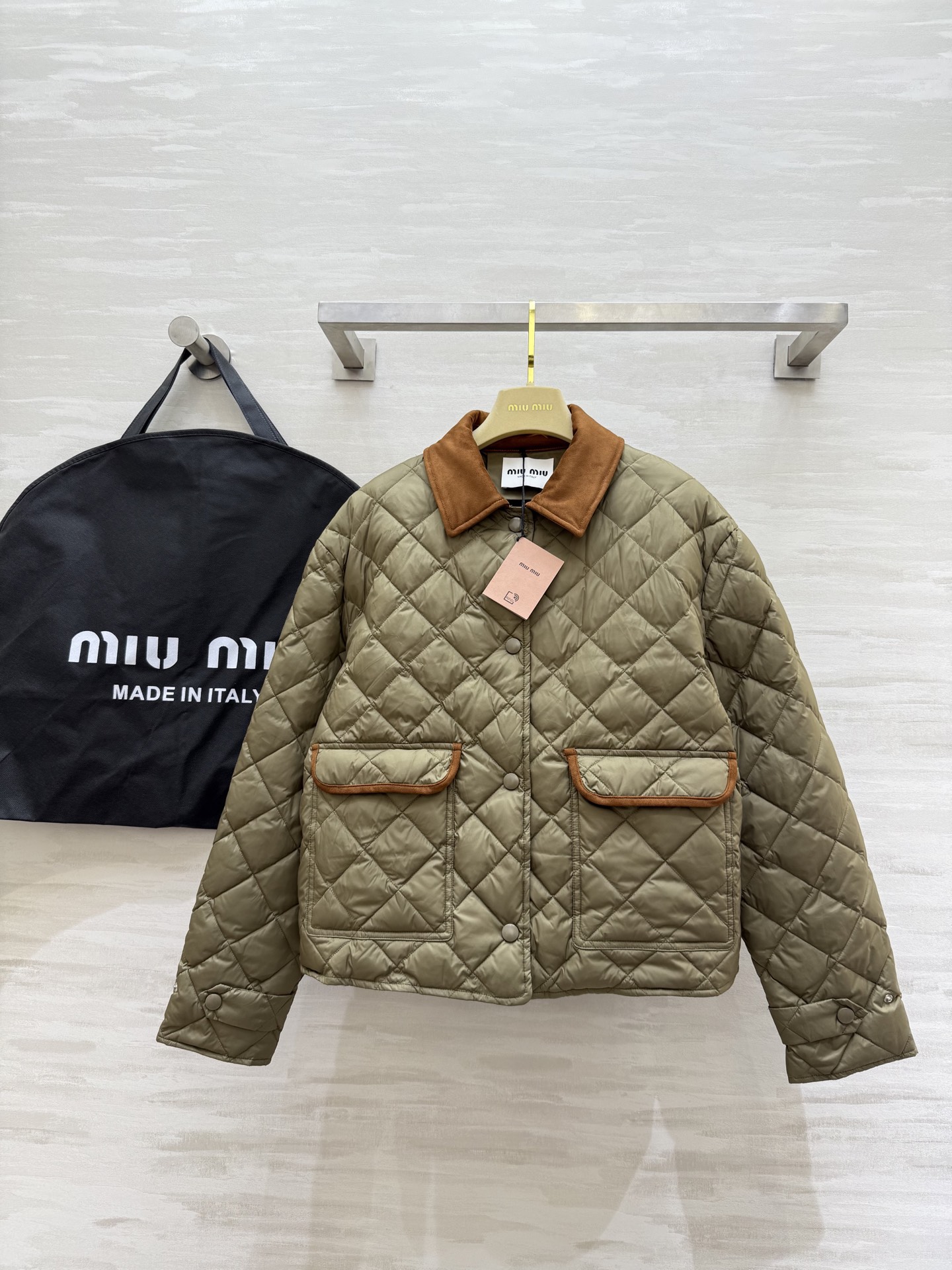 #Miumi♡²⁵秋冬新款 菱格纹羽绒外套 内里90白鸭绒填充保暖舒适 再生尼龙面料 定制五金纽扣 高品