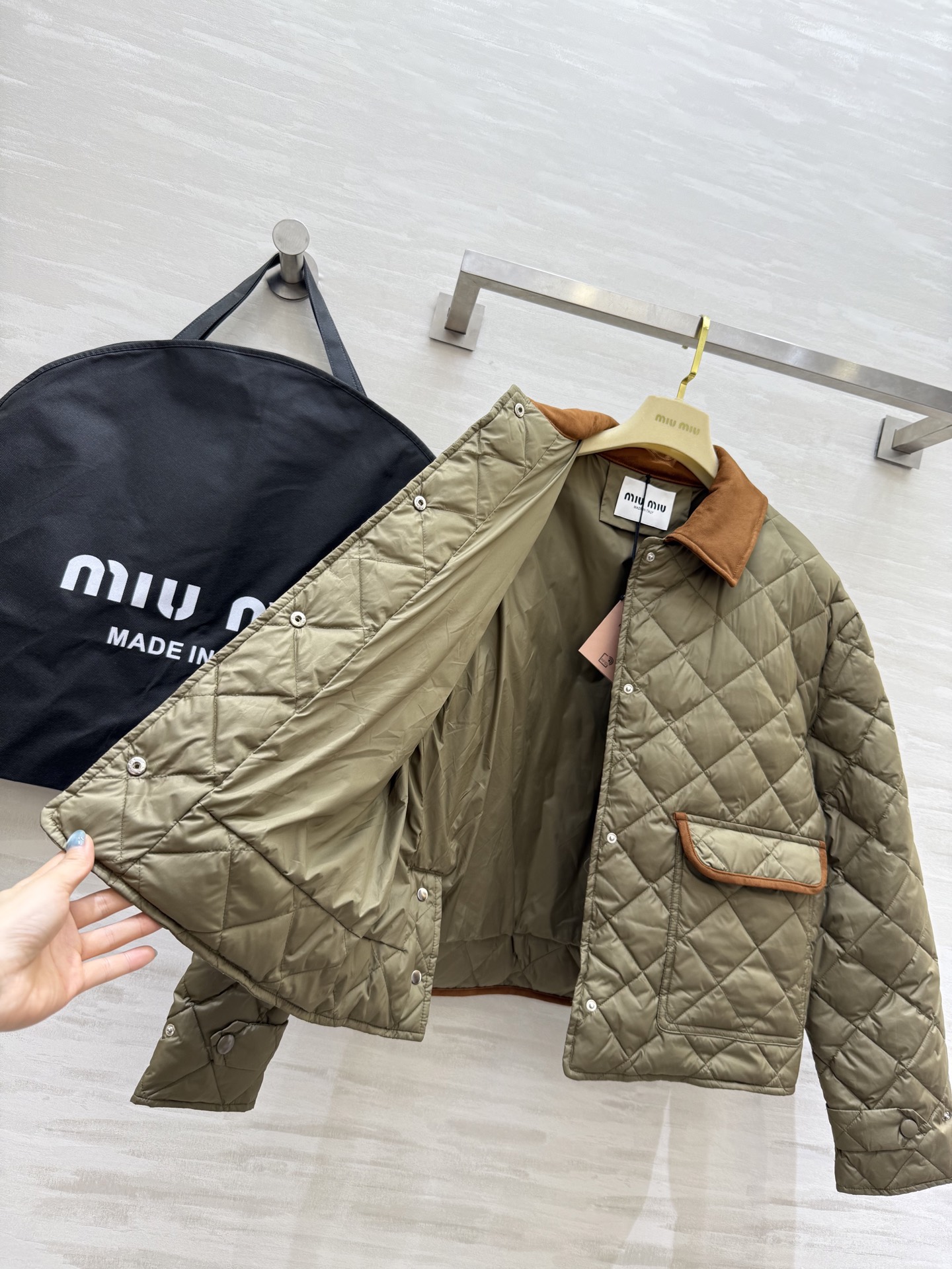 #Miumi♡²⁵秋冬新款 菱格纹羽绒外套 内里90白鸭绒填充保暖舒适 再生尼龙面料 定制五金纽扣 高品