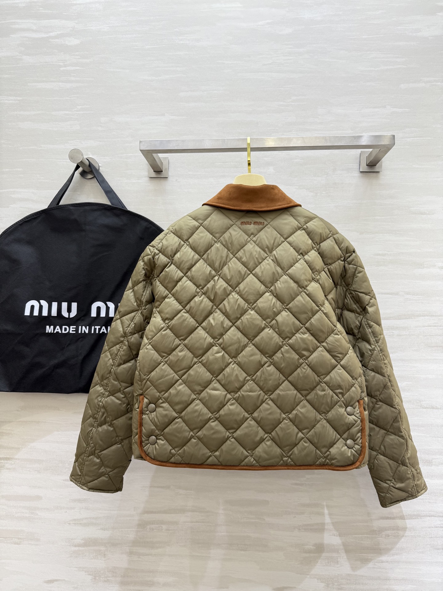 #Miumi♡²⁵秋冬新款 菱格纹羽绒外套 内里90白鸭绒填充保暖舒适 再生尼龙面料 定制五金纽扣 高品