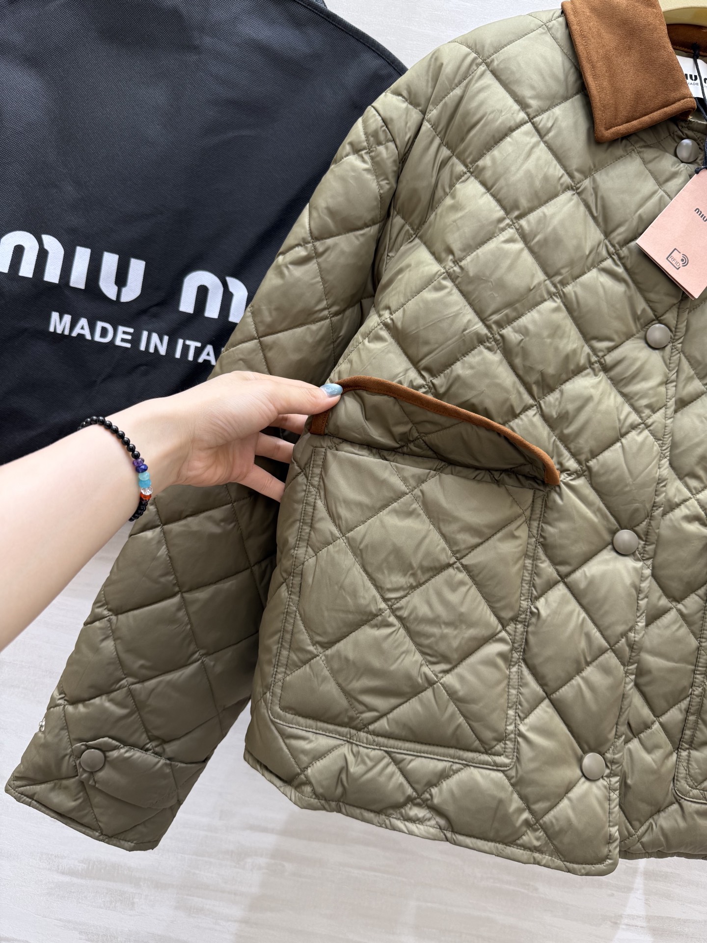 #Miumi♡²⁵秋冬新款 菱格纹羽绒外套 内里90白鸭绒填充保暖舒适 再生尼龙面料 定制五金纽扣 高品