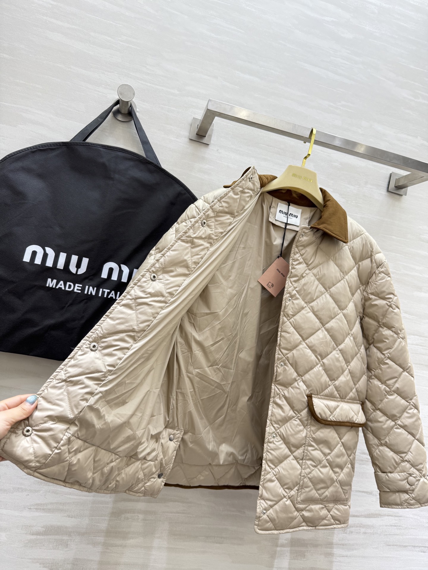 #Miumi♡²⁵秋冬新款 菱格纹羽绒中长款外套 内里90白鸭绒填充保暖舒适 再生尼龙面料 定制五金纽扣