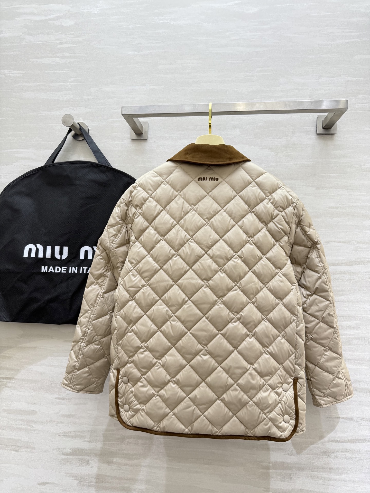 #Miumi♡²⁵秋冬新款 菱格纹羽绒中长款外套 内里90白鸭绒填充保暖舒适 再生尼龙面料 定制五金纽扣