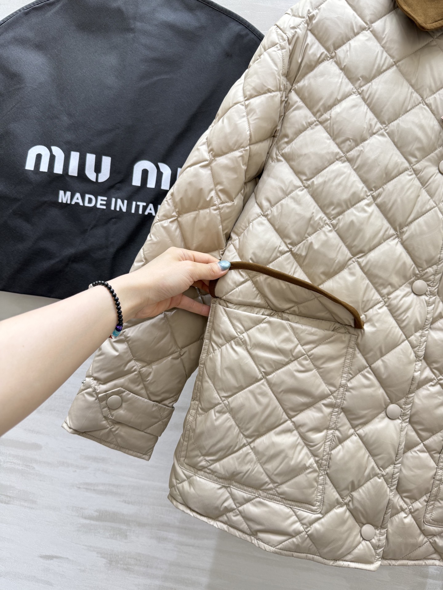 #Miumi♡²⁵秋冬新款 菱格纹羽绒中长款外套 内里90白鸭绒填充保暖舒适 再生尼龙面料 定制五金纽扣