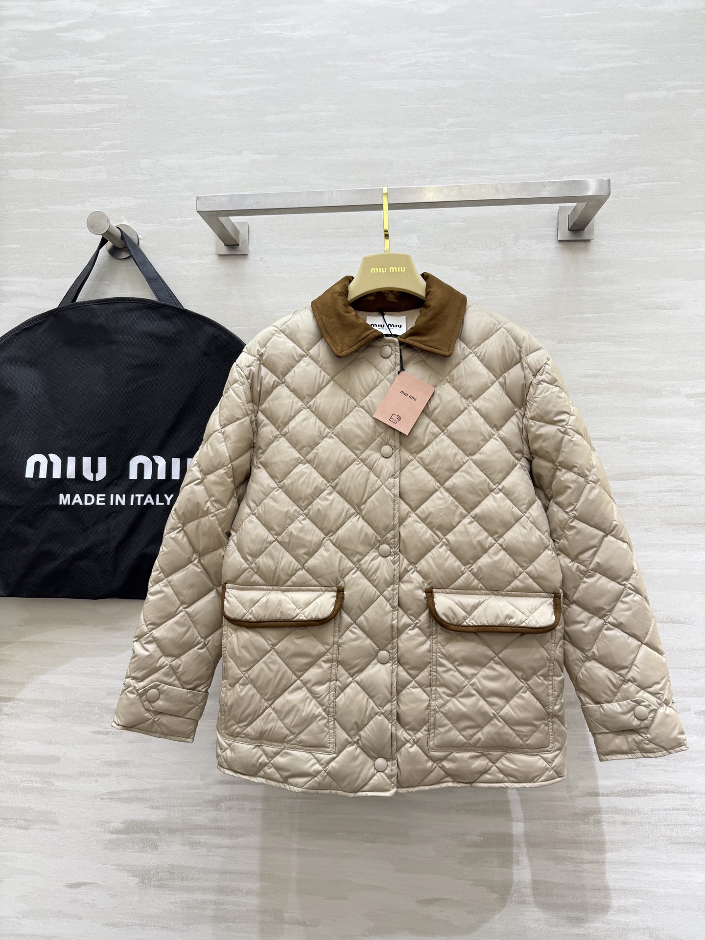 #Miumi♡²⁵秋冬新款 菱格纹羽绒中长款外套 内里90白鸭绒填充保暖舒适 再生尼龙面料 定制五金纽扣