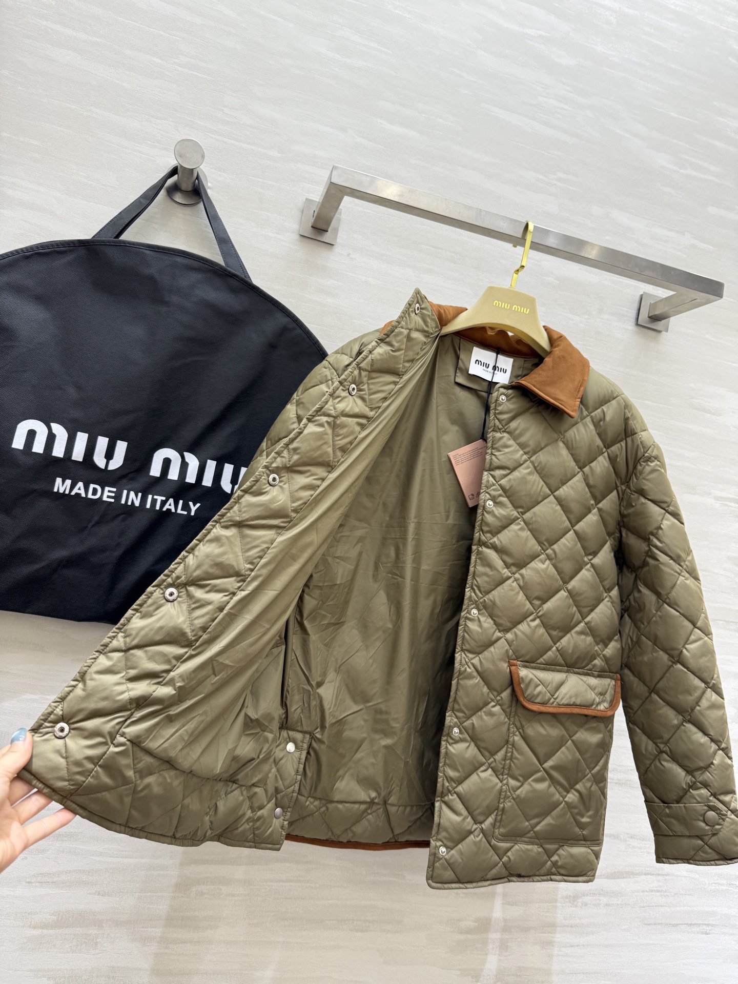 #Miumi♡²⁵秋冬新款 菱格纹羽绒中长款外套 内里90白鸭绒填充保暖舒适 再生尼龙面料 定制五金纽扣