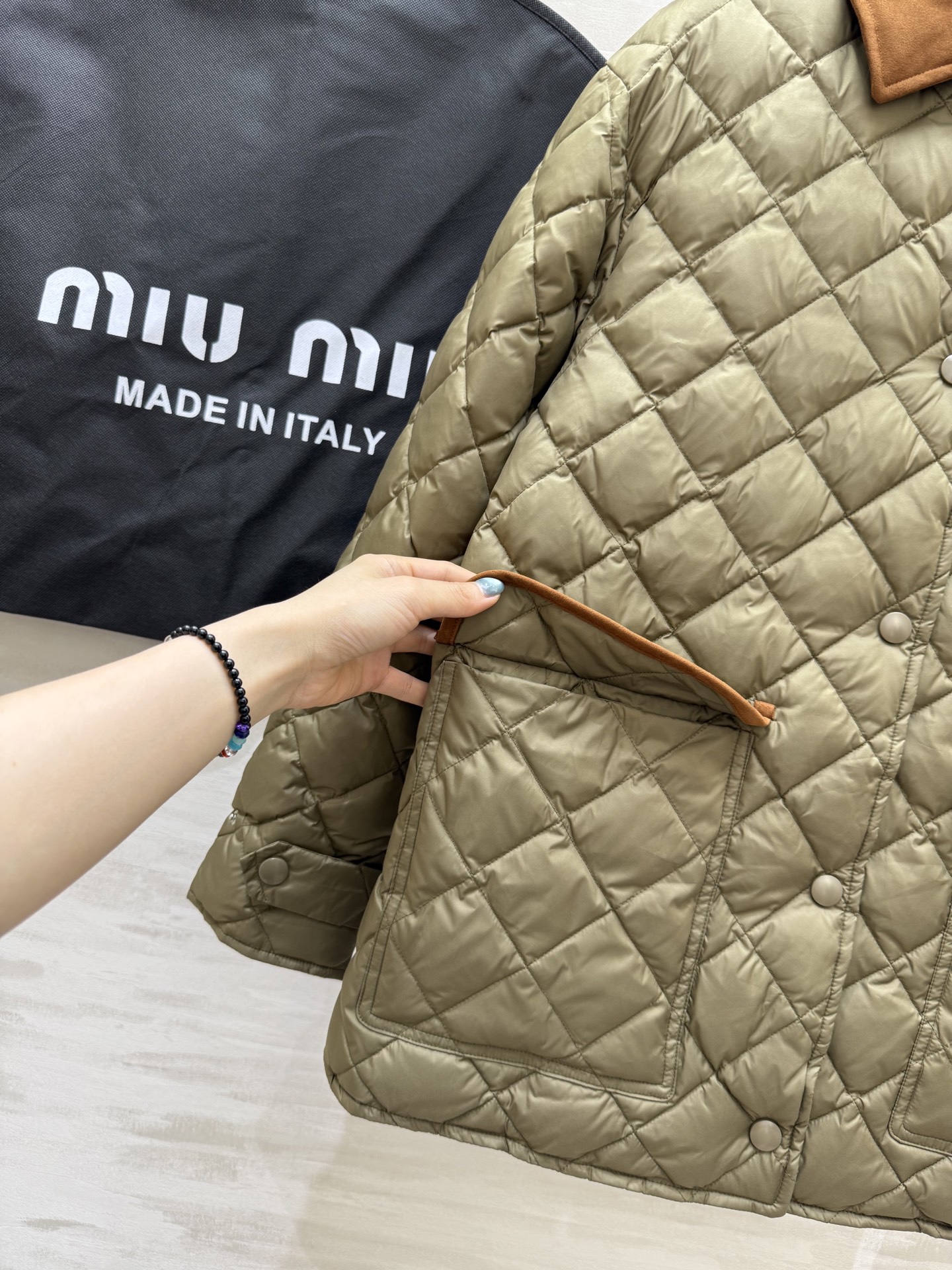 #Miumi♡²⁵秋冬新款 菱格纹羽绒中长款外套 内里90白鸭绒填充保暖舒适 再生尼龙面料 定制五金纽扣