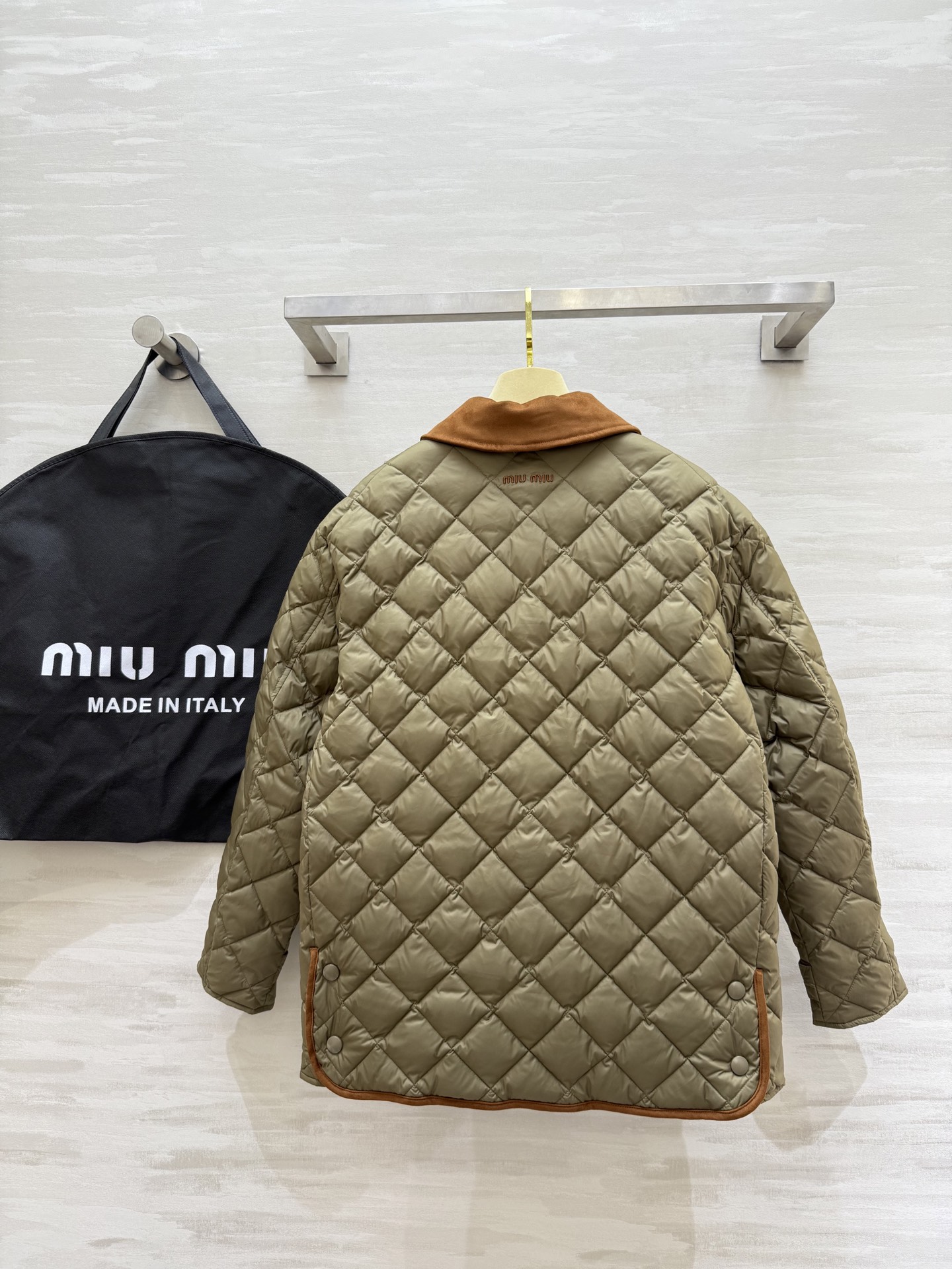 #Miumi♡²⁵秋冬新款 菱格纹羽绒中长款外套 内里90白鸭绒填充保暖舒适 再生尼龙面料 定制五金纽扣