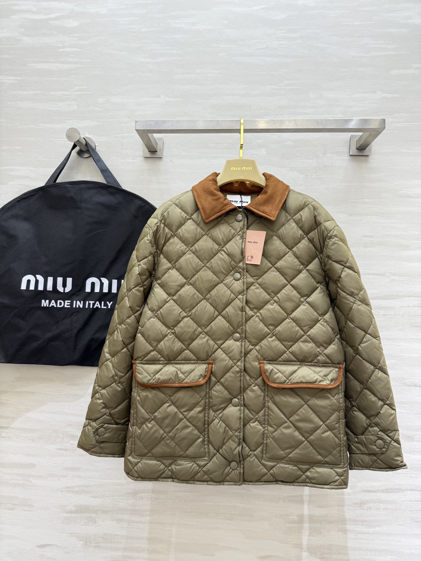 #Miumi♡²⁵秋冬新款 菱格纹羽绒中长款外套 内里90白鸭绒填充保暖舒适 再生尼龙面料 定制五金纽扣