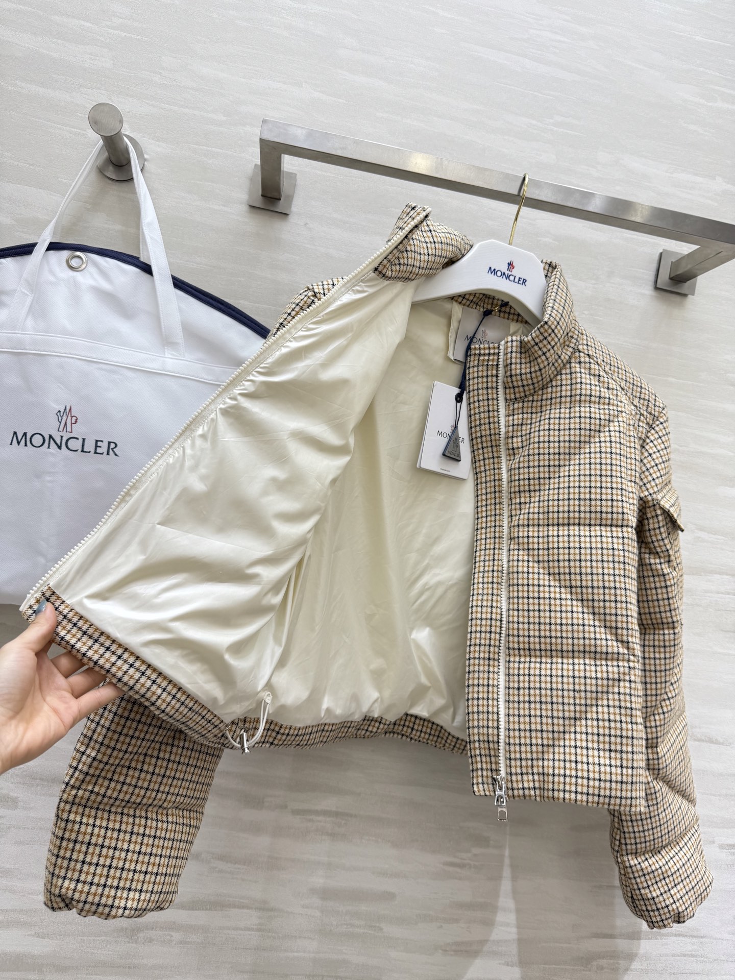 #Moncle♡²⁵秋冬新款 复古格纹羽绒服 复古格纹 百搭不挑人 内里90白鸭绒填充保暖舒适 高品质 