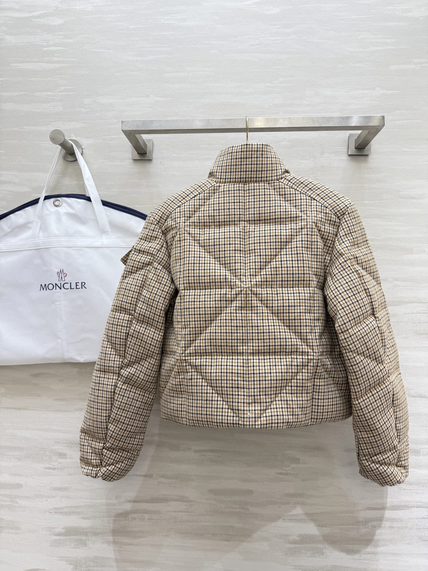 #Moncle♡²⁵秋冬新款 复古格纹羽绒服 复古格纹 百搭不挑人 内里90白鸭绒填充保暖舒适 高品质 