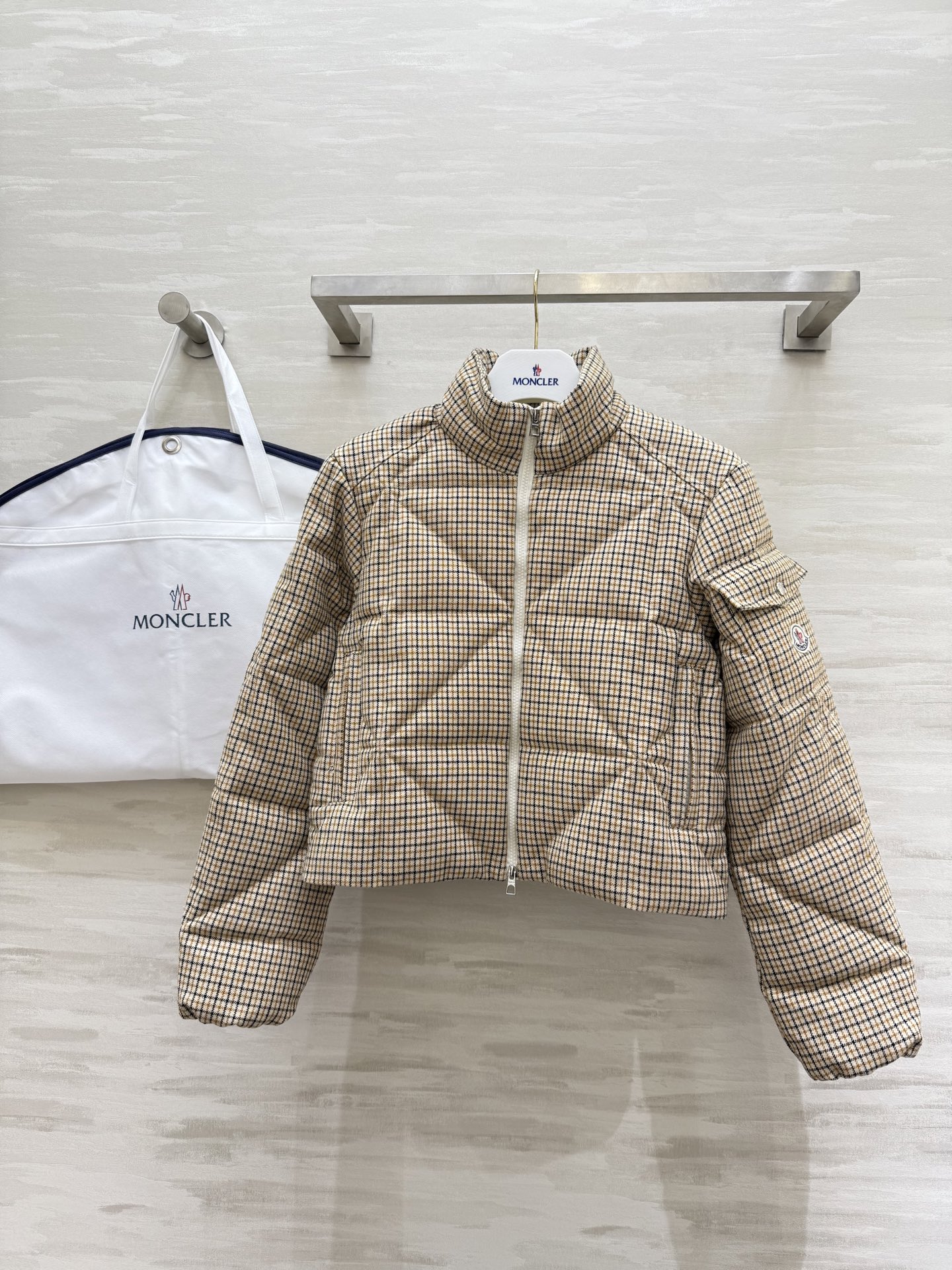 #Moncle♡²⁵秋冬新款 复古格纹羽绒服 复古格纹 百搭不挑人 内里90白鸭绒填充保暖舒适 高品质 