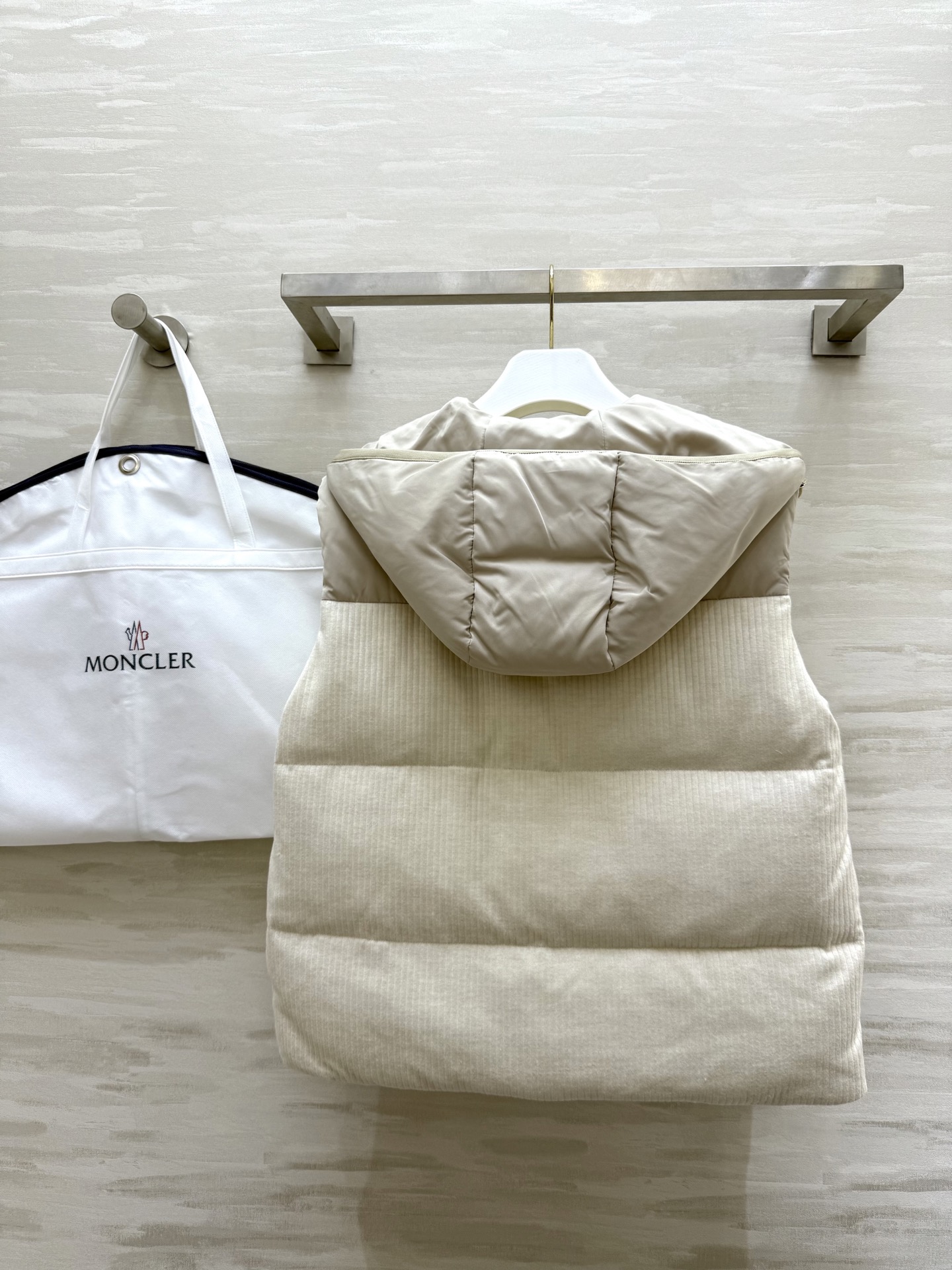 #Moncle♡²⁵秋冬新款 连帽羽绒马甲 内里90白鸭绒填充 外层羊毛面料 定制进口五金 高品质定制 