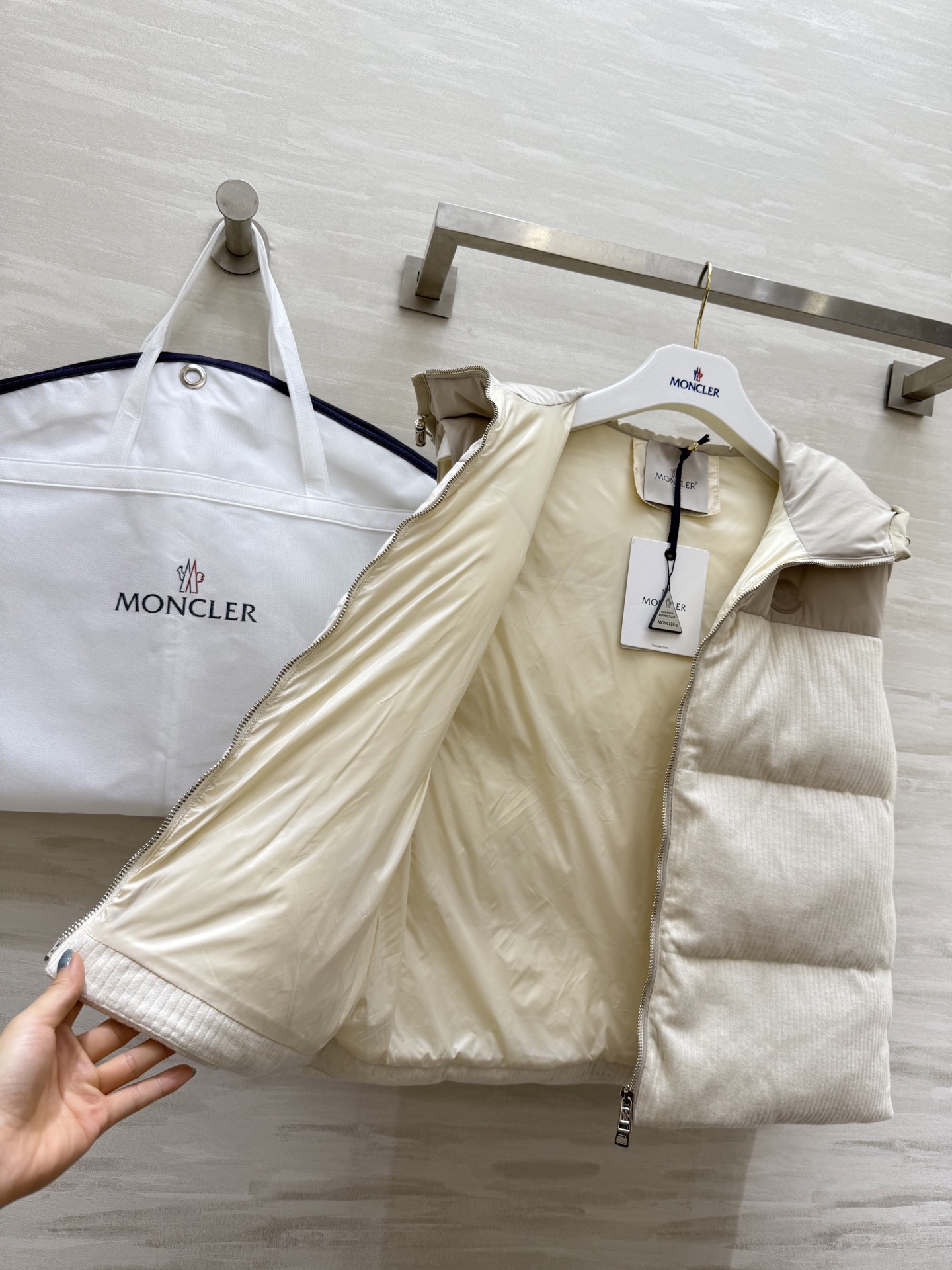 #Moncle♡²⁵秋冬新款 连帽羽绒马甲 内里90白鸭绒填充 外层羊毛面料 定制进口五金 高品质定制 