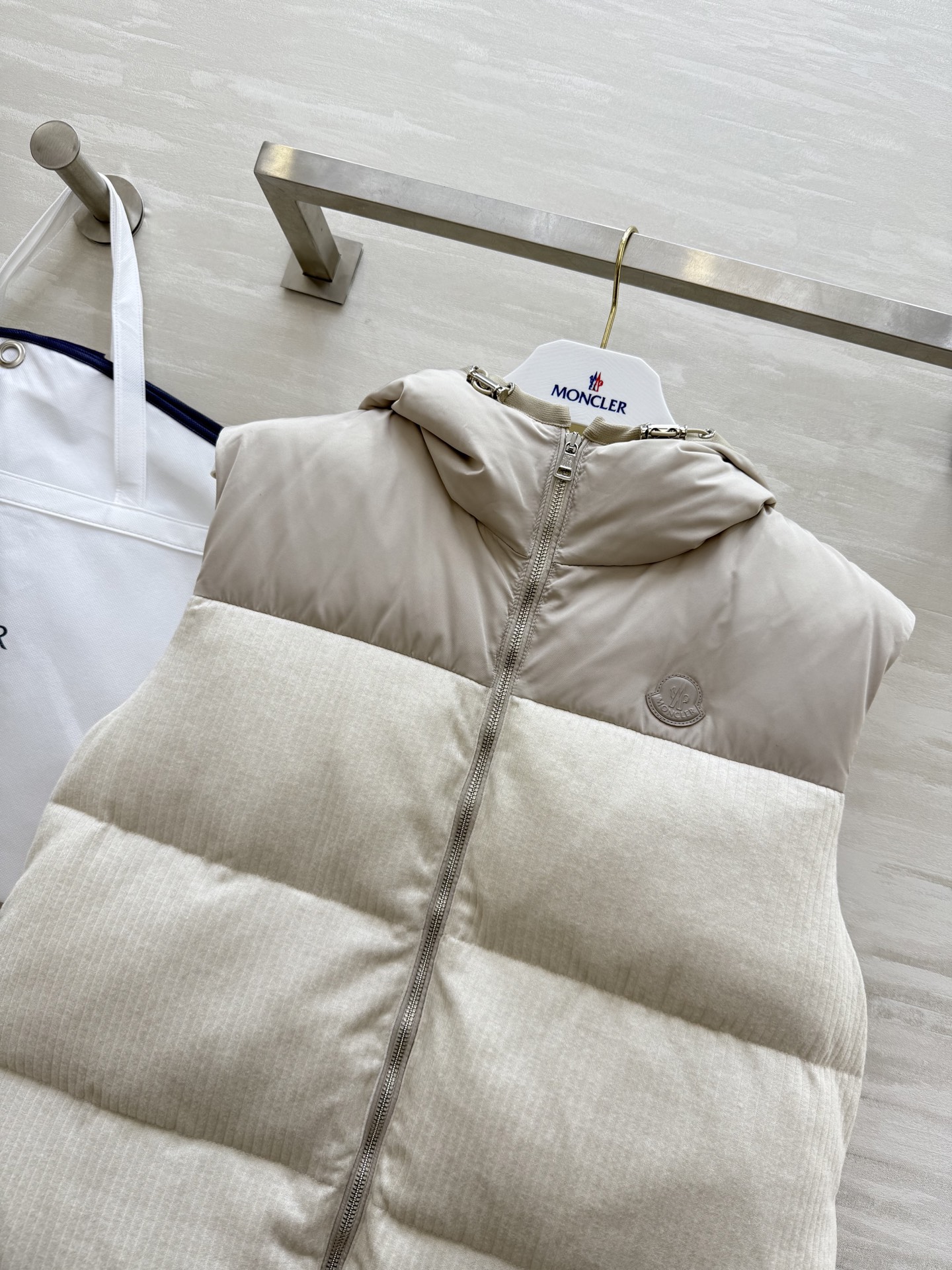 #Moncle♡²⁵秋冬新款 连帽羽绒马甲 内里90白鸭绒填充 外层羊毛面料 定制进口五金 高品质定制 