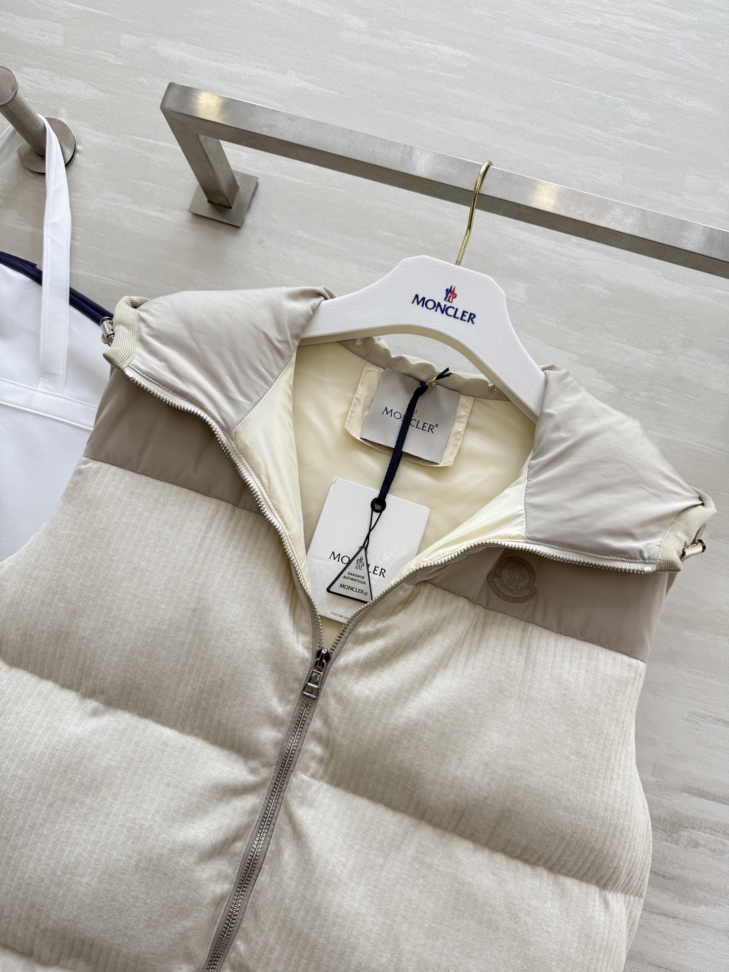 #Moncle♡²⁵秋冬新款 连帽羽绒马甲 内里90白鸭绒填充 外层羊毛面料 定制进口五金 高品质定制 