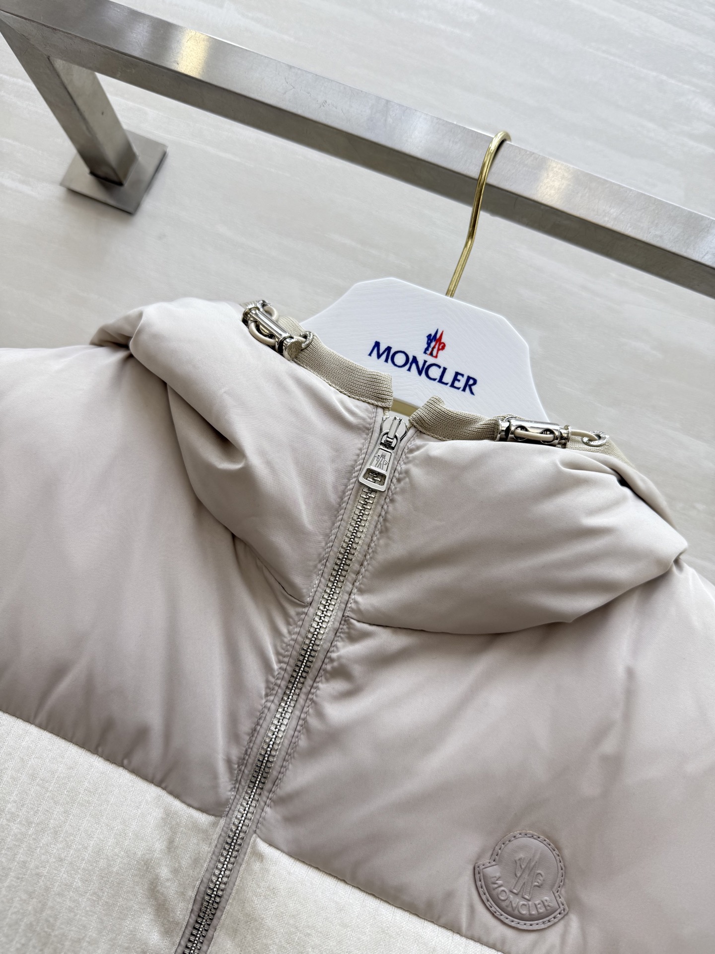 #Moncle♡²⁵秋冬新款 连帽羽绒马甲 内里90白鸭绒填充 外层羊毛面料 定制进口五金 高品质定制 