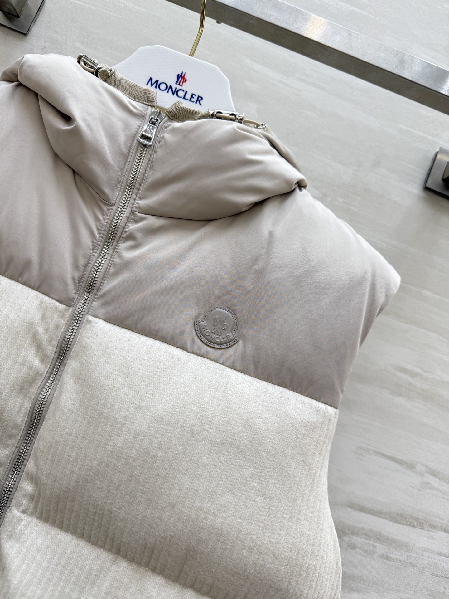 #Moncle♡²⁵秋冬新款 连帽羽绒马甲 内里90白鸭绒填充 外层羊毛面料 定制进口五金 高品质定制 