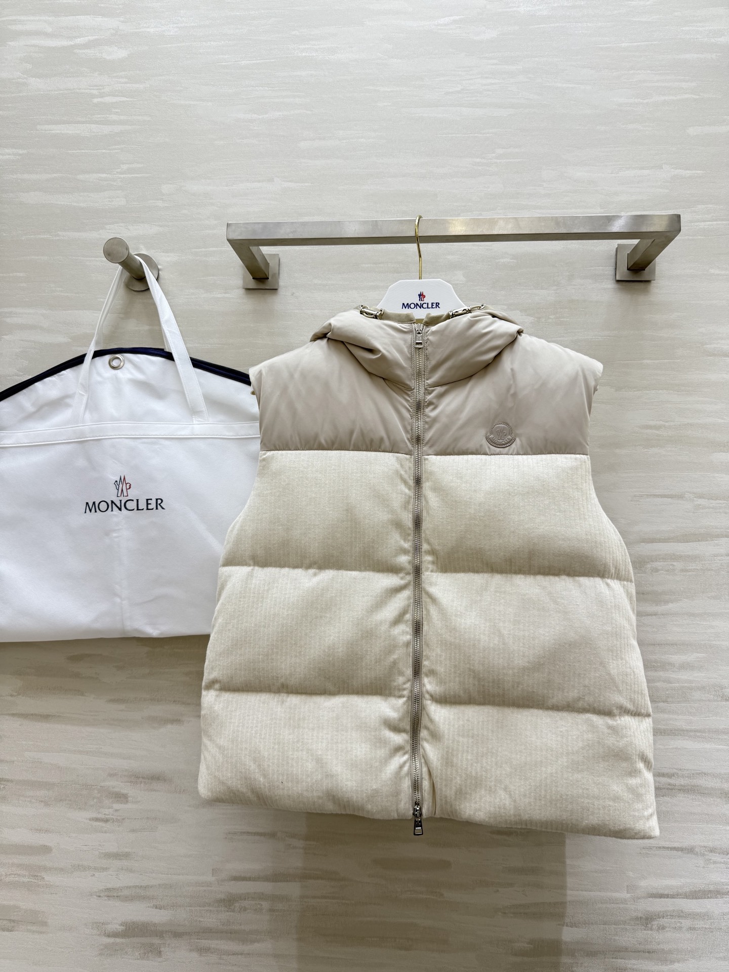 #Moncle♡²⁵秋冬新款 连帽羽绒马甲 内里90白鸭绒填充 外层羊毛面料 定制进口五金 高品质定制 