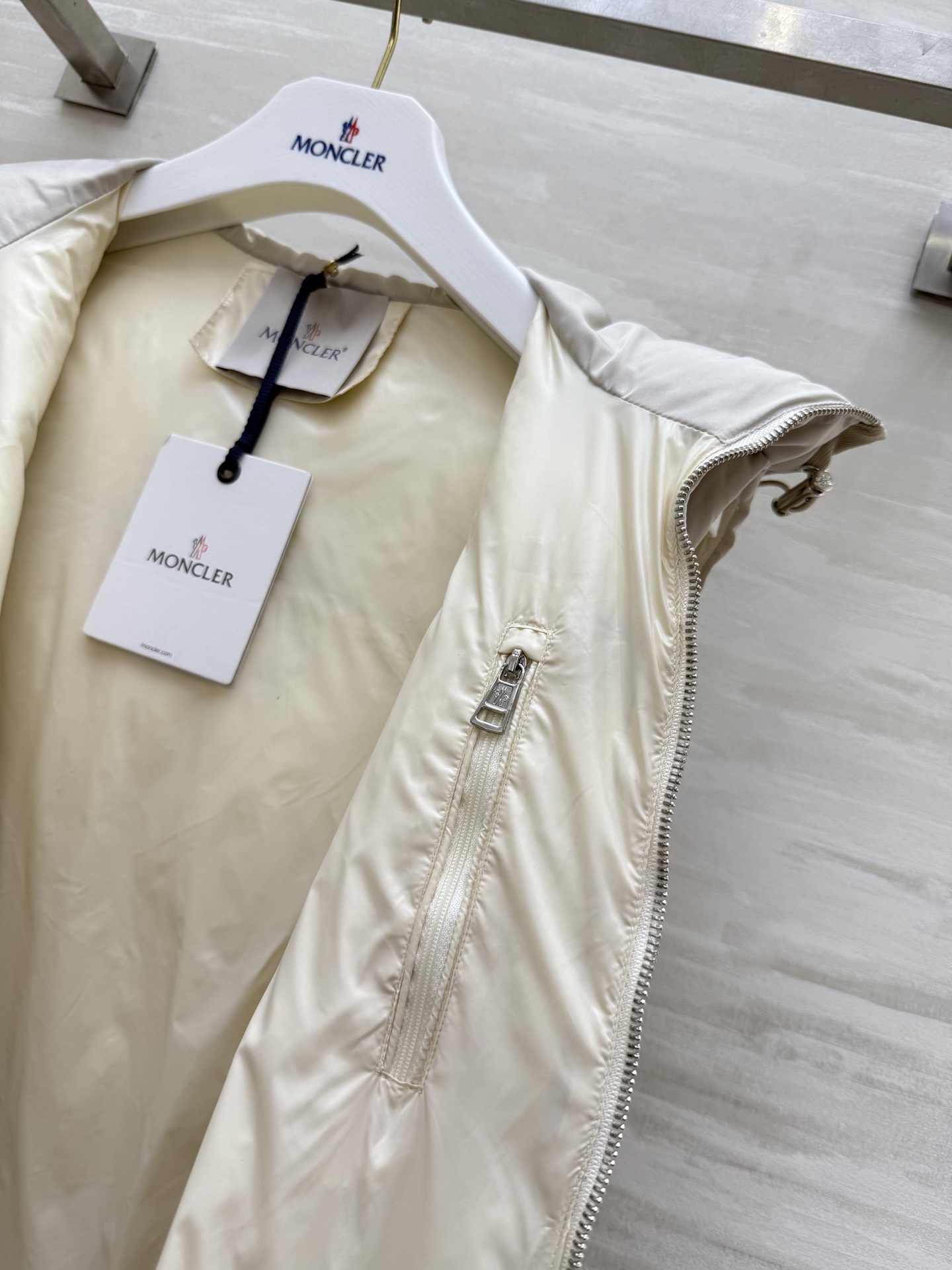 #Moncle♡²⁵秋冬新款 连帽羽绒马甲 内里90白鸭绒填充 外层羊毛面料 定制进口五金 高品质定制 