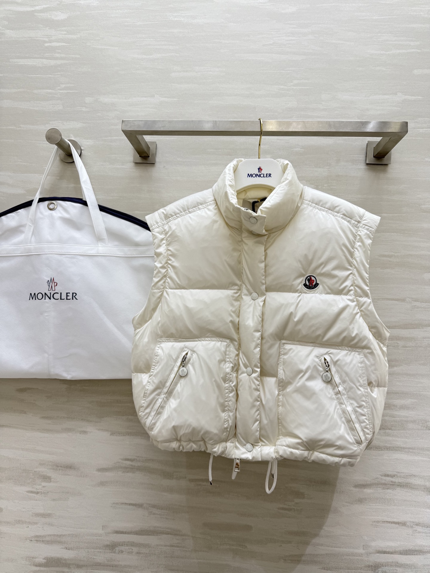 #Moncle♡²⁵秋冬新款 🉑️拆卸羽绒服 内里90白鸭绒填充 原单品质 现货来size：S/M/L（