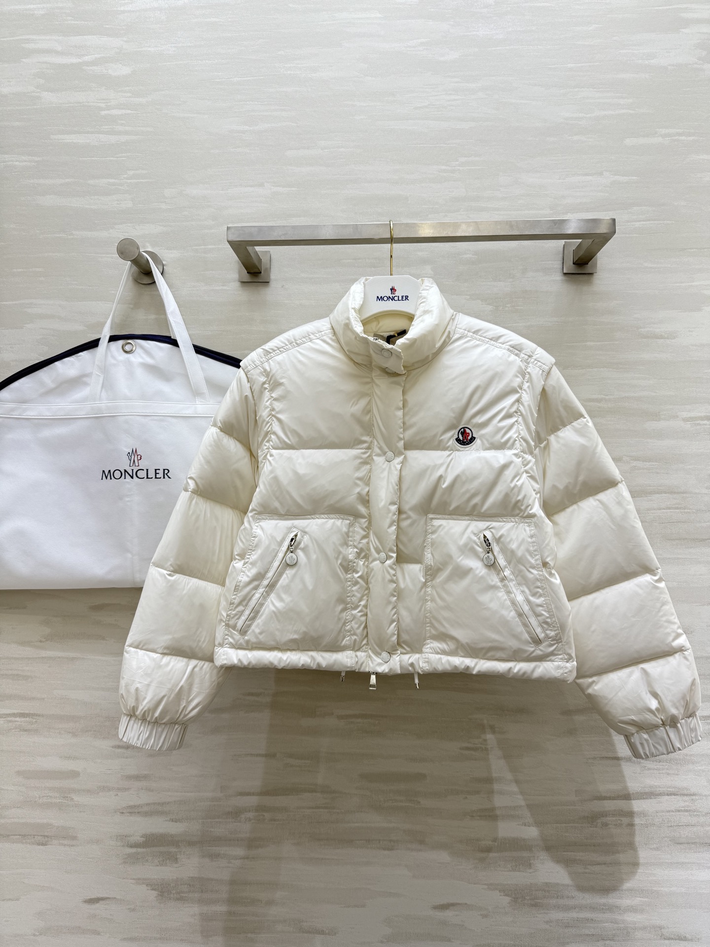 #Moncle♡²⁵秋冬新款 🉑️拆卸羽绒服 内里90白鸭绒填充 原单品质 现货来size：S/M/L（