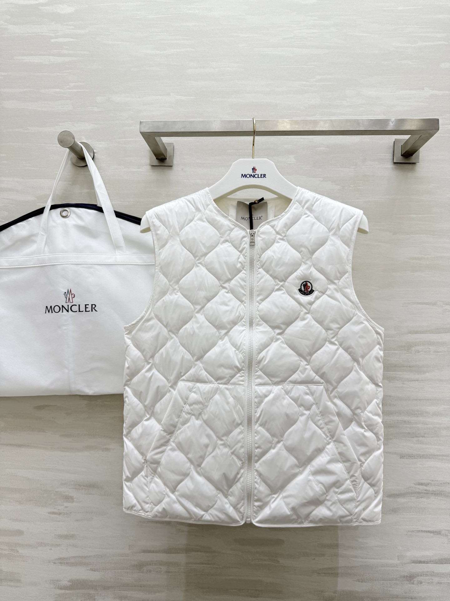 #Moncle♡²⁵秋冬最新款 不规则几何图形羽绒马甲 胸前刺绣logo标 内里90白鸭绒填充 秋冬人手