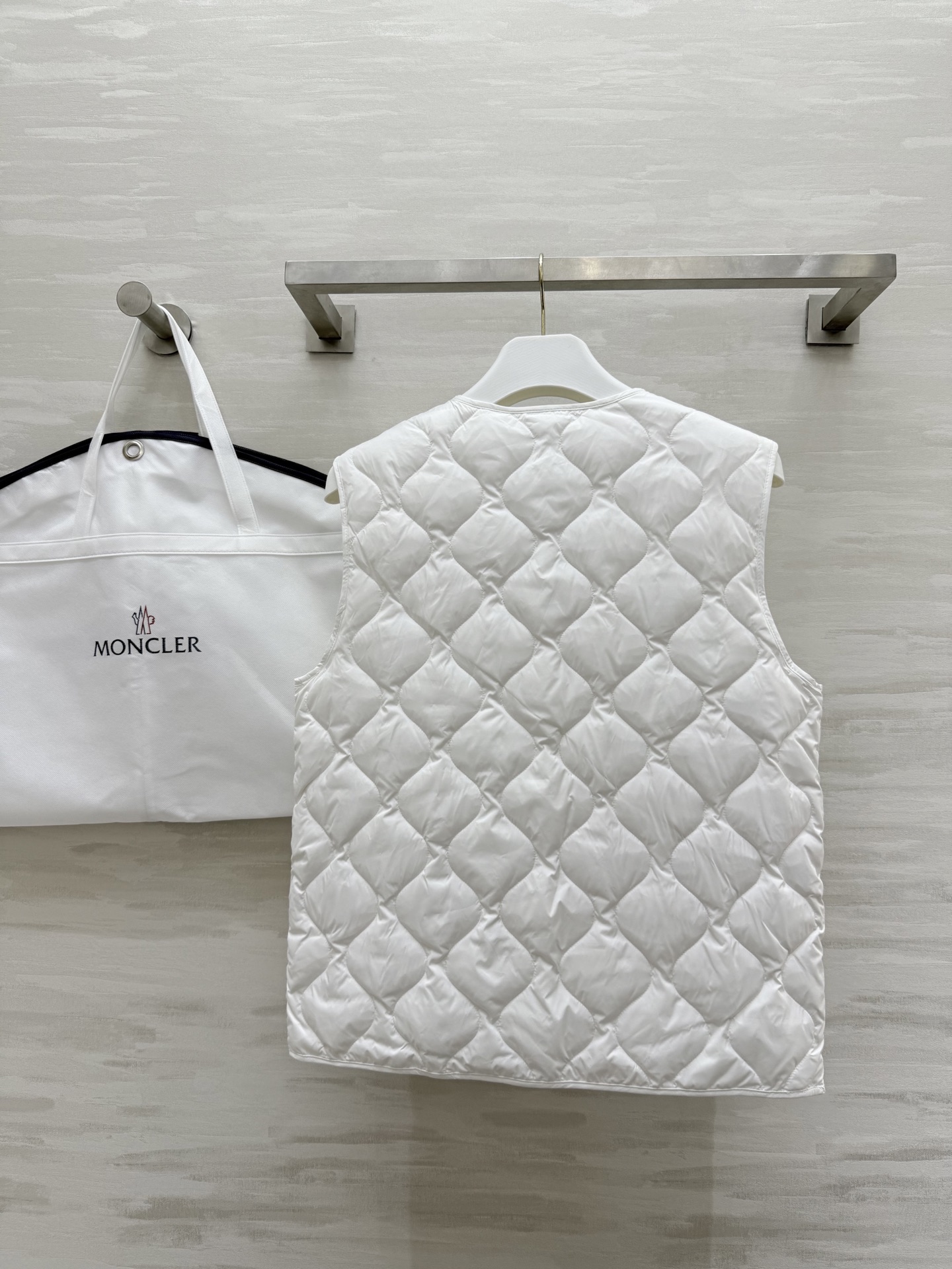 #Moncle♡²⁵秋冬最新款 不规则几何图形羽绒马甲 胸前刺绣logo标 内里90白鸭绒填充 秋冬人手