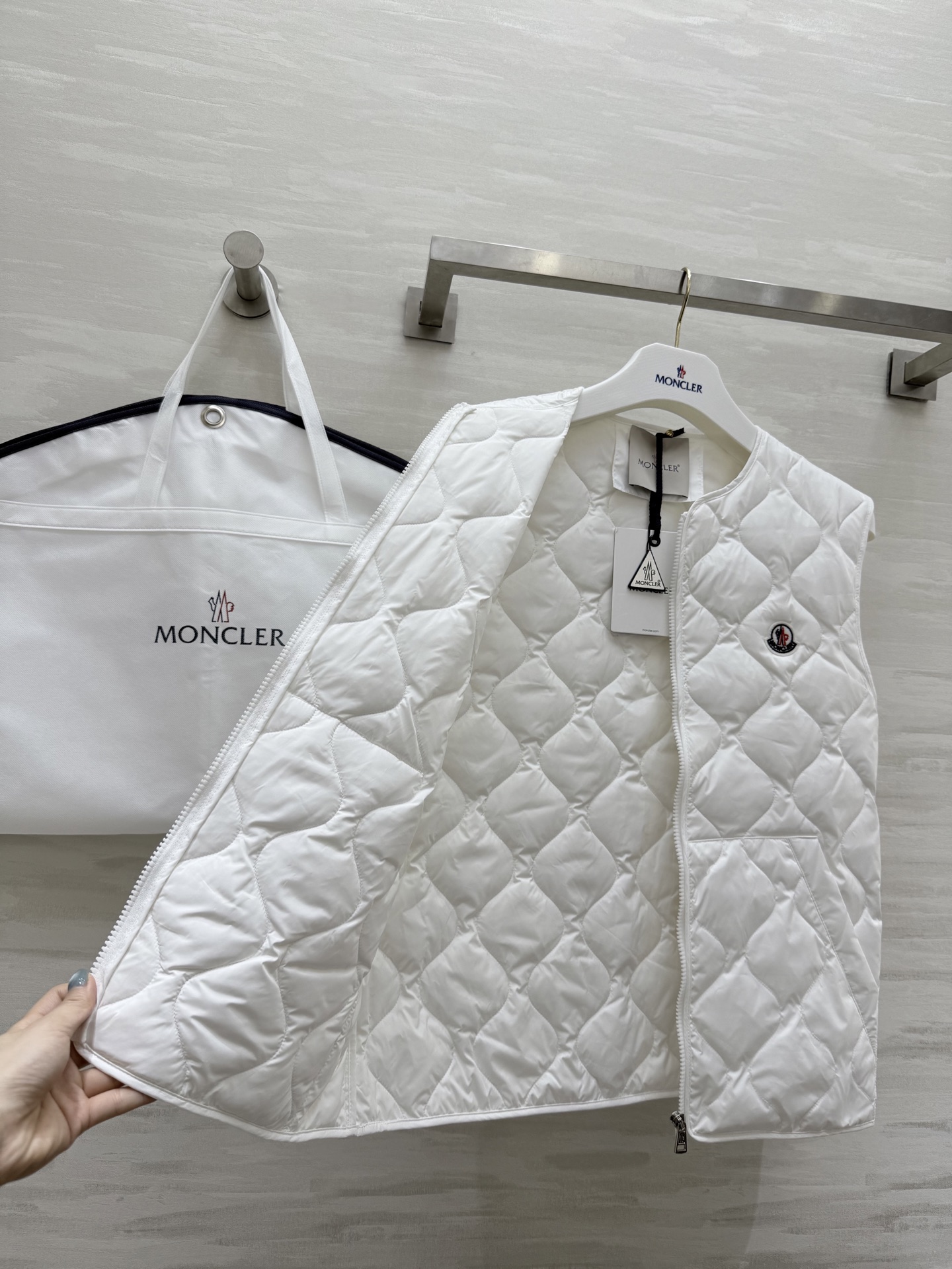 #Moncle♡²⁵秋冬最新款 不规则几何图形羽绒马甲 胸前刺绣logo标 内里90白鸭绒填充 秋冬人手