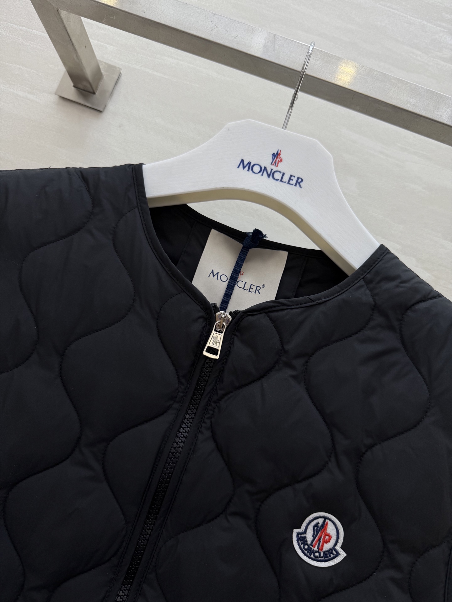 #Moncle♡²⁵秋冬最新款 不规则几何图形羽绒马甲 胸前刺绣logo标 内里90白鸭绒填充 秋冬人手