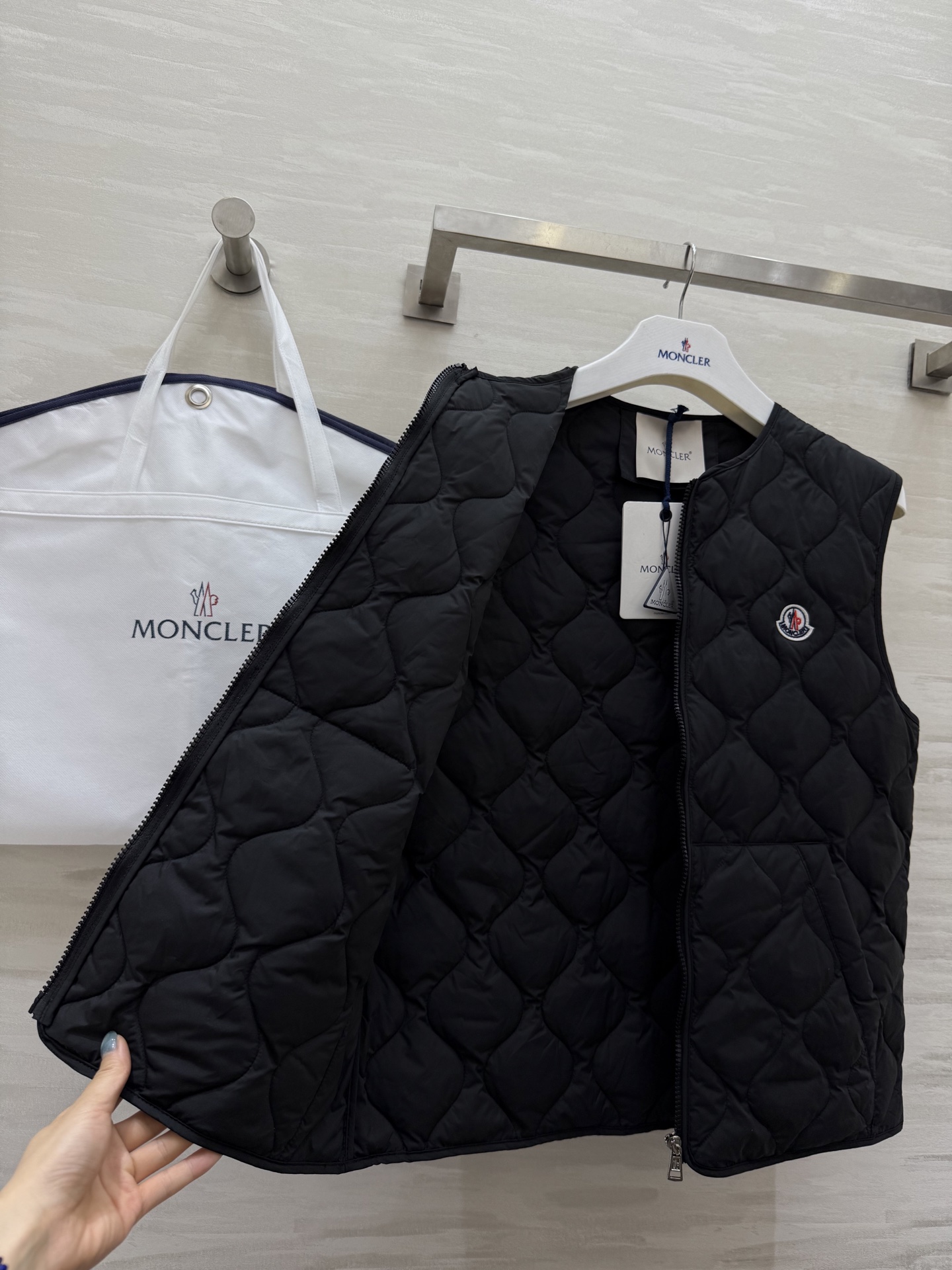 #Moncle♡²⁵秋冬最新款 不规则几何图形羽绒马甲 胸前刺绣logo标 内里90白鸭绒填充 秋冬人手