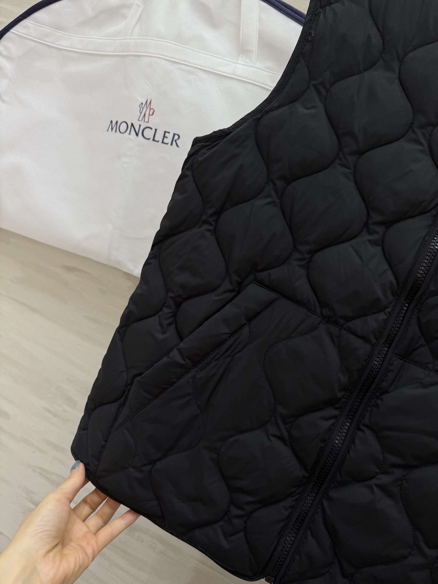 #Moncle♡²⁵秋冬最新款 不规则几何图形羽绒马甲 胸前刺绣logo标 内里90白鸭绒填充 秋冬人手