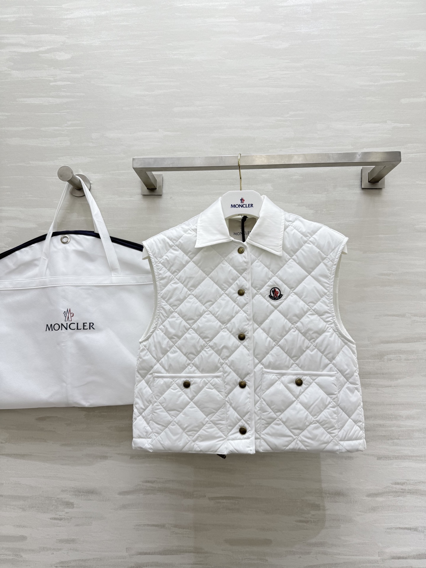 NO:563032,#Moncle autumn and winter new style rhombus lapel cotton vest, high quality customization, available in stock first size S/M/L (S size bust 92, length 44),,alexander wang19860909#Moncle秋冬新款 菱格翻领棉服马甲 高品质定制 现货首发sizeS/M/L（s码胸围92,衣长44）,,alexander wang,Women's clothing