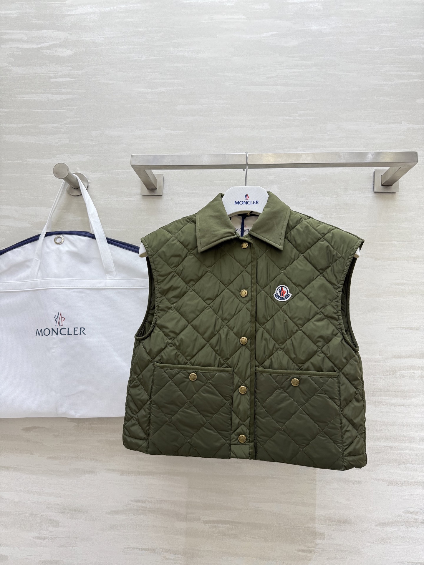 NO:562993,#Moncle autumn and winter new style rhombus lapel cotton vest, high quality customization, available in stock first size S/M/L (S size bust 92, length 44),,alexander wang19860909#Moncle秋冬新款 菱格翻领棉服马甲 高品质定制 现货首发sizeS/M/L（s码胸围92,衣长44）,,alexander wang,Women's clothing