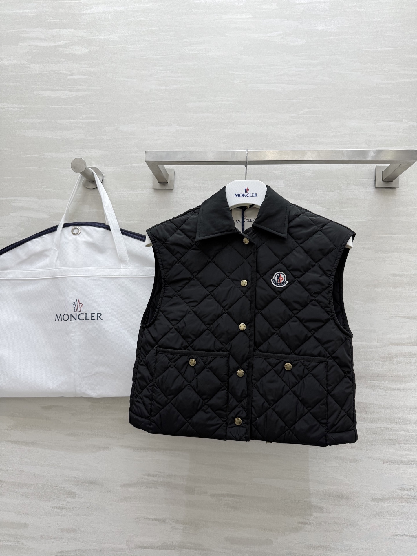 NO:563003,#Moncle autumn and winter new style rhombus lapel cotton vest, high quality customization, available in stock first size S/M/L (S size bust 92, length 44),,alexander wang19860909#Moncle秋冬新款 菱格翻领棉服马甲 高品质定制 现货首发sizeS/M/L（s码胸围92,衣长44）,,alexander wang,Women's clothing