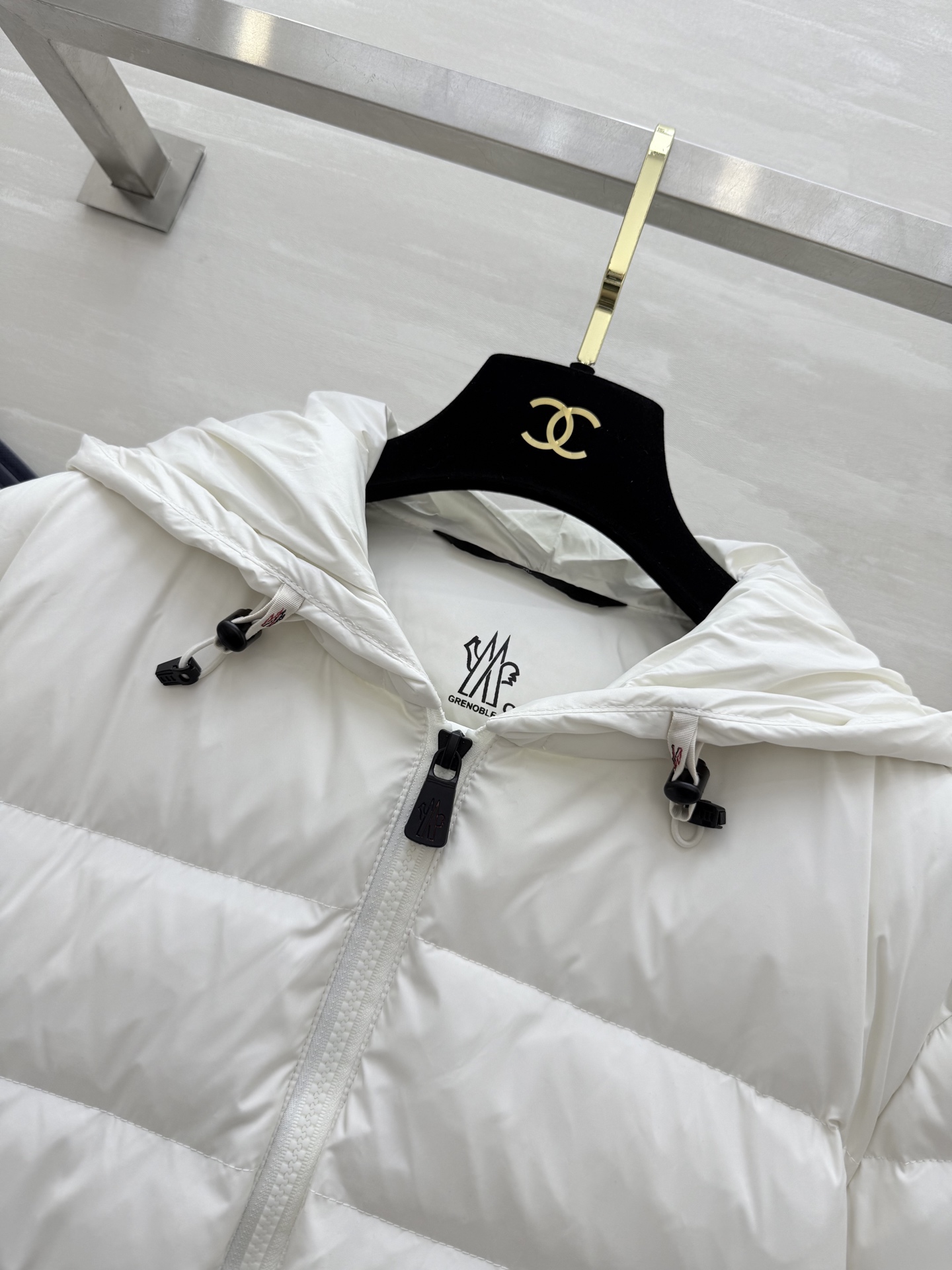 #Moncle♡²⁵秋冬新款 连帽打揽收腰羽绒服 打揽设计收腰有细节感 内里填充90白鸭绒保暖舒适 高品