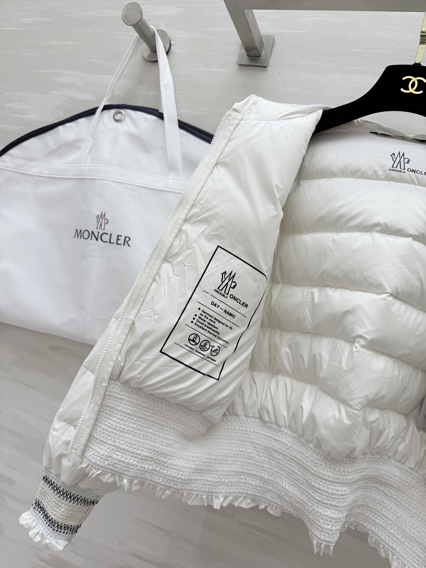 #Moncle♡²⁵秋冬新款 连帽打揽收腰羽绒服 打揽设计收腰有细节感 内里填充90白鸭绒保暖舒适 高品