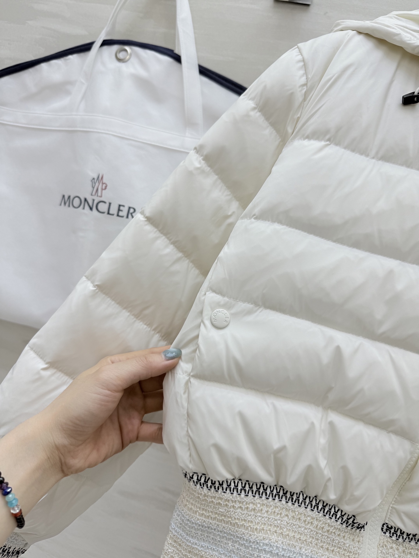 #Moncle♡²⁵秋冬新款 连帽打揽收腰羽绒服 打揽设计收腰有细节感 内里填充90白鸭绒保暖舒适 高品