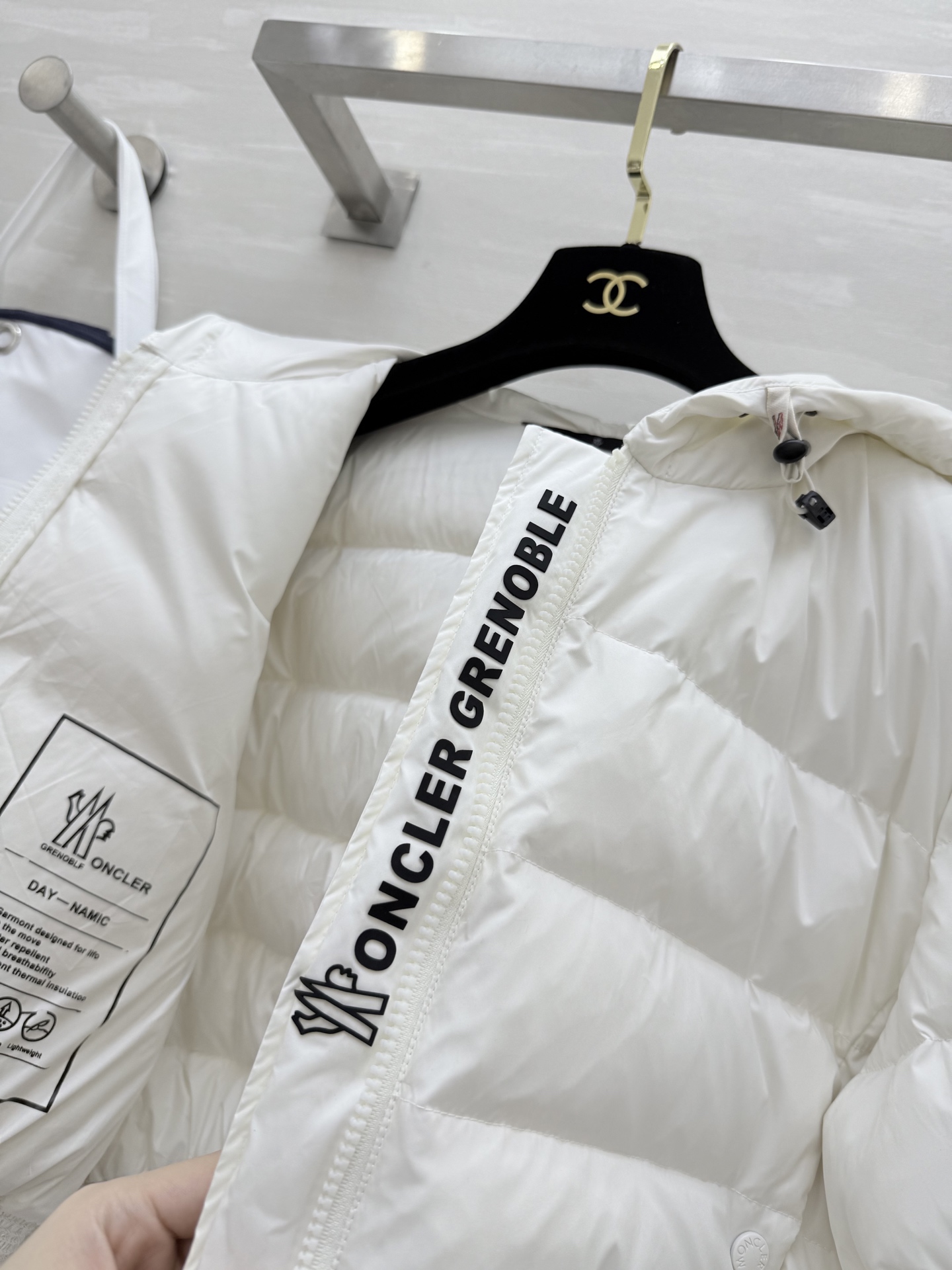 #Moncle♡²⁵秋冬新款 连帽打揽收腰羽绒服 打揽设计收腰有细节感 内里填充90白鸭绒保暖舒适 高品
