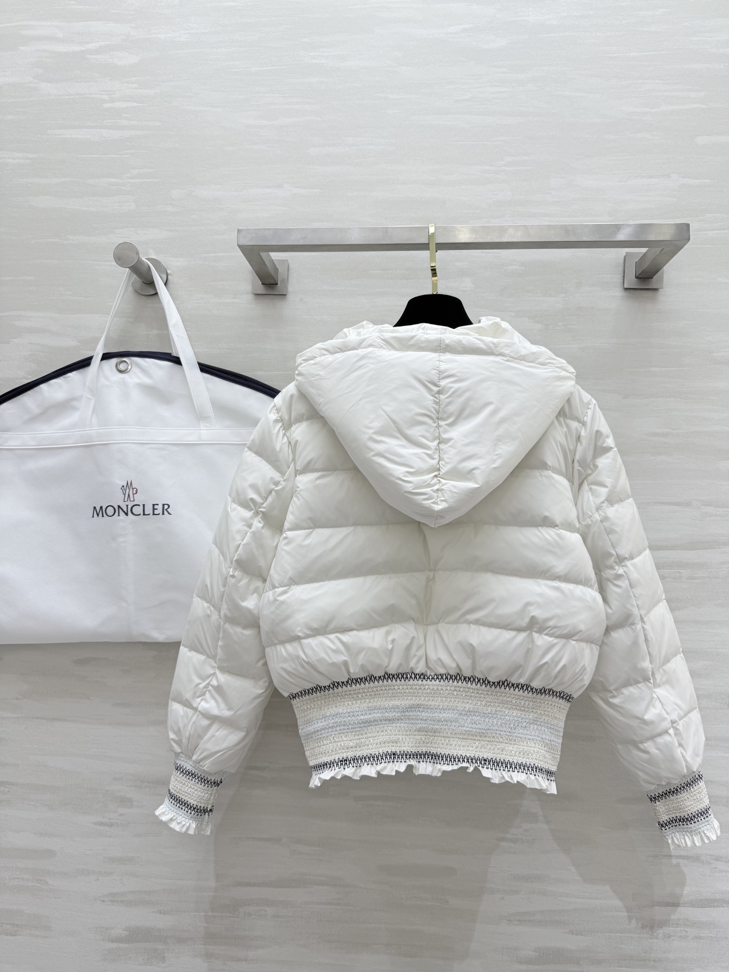 #Moncle♡²⁵秋冬新款 连帽打揽收腰羽绒服 打揽设计收腰有细节感 内里填充90白鸭绒保暖舒适 高品