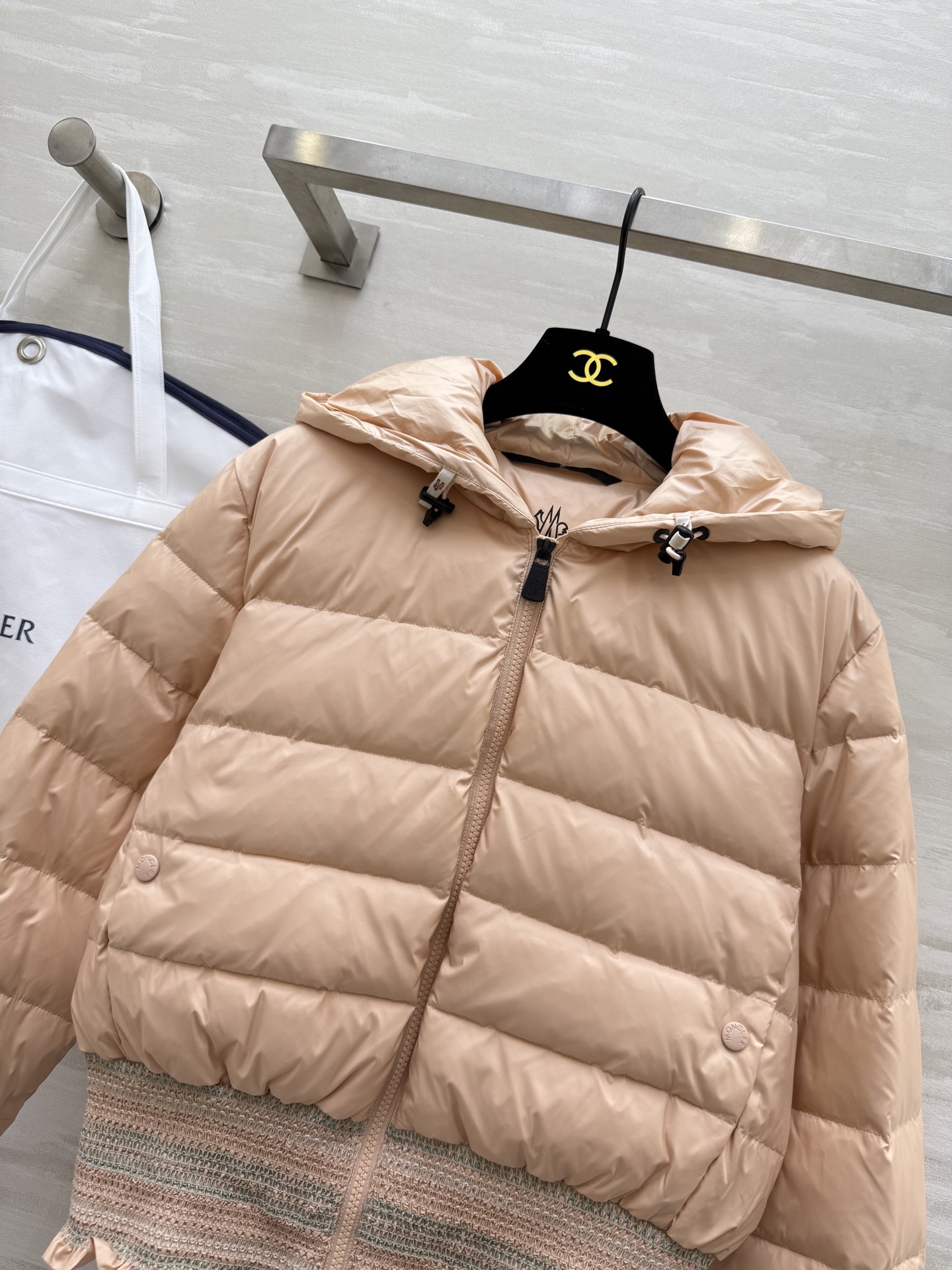 #Moncle♡²⁵秋冬新款 连帽打揽收腰羽绒服 打揽设计收腰有细节感 内里填充90白鸭绒保暖舒适 高品