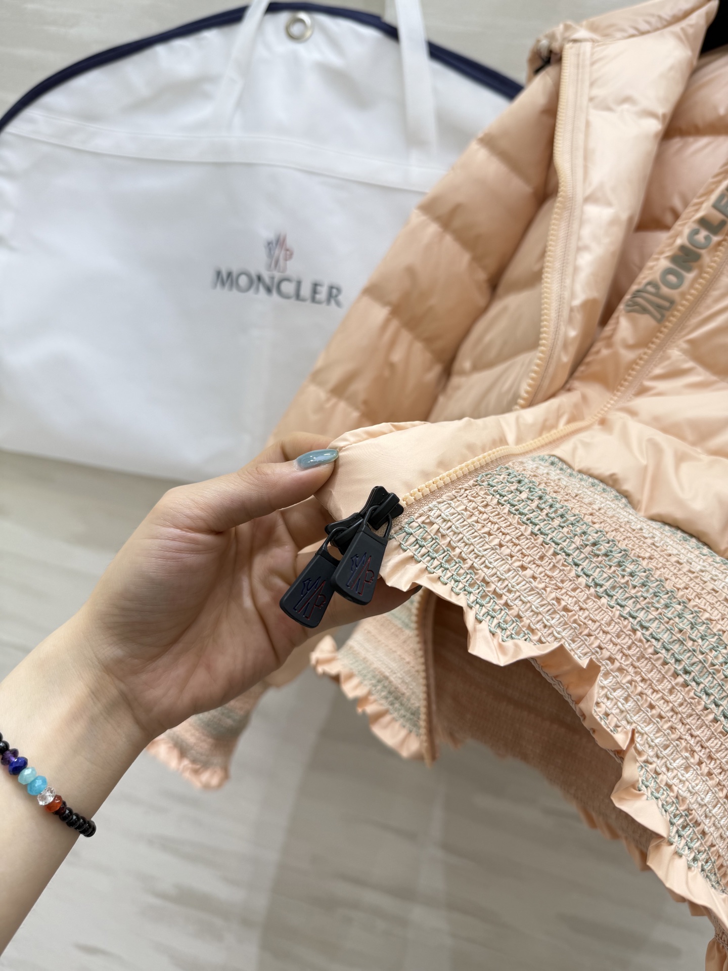 #Moncle♡²⁵秋冬新款 连帽打揽收腰羽绒服 打揽设计收腰有细节感 内里填充90白鸭绒保暖舒适 高品